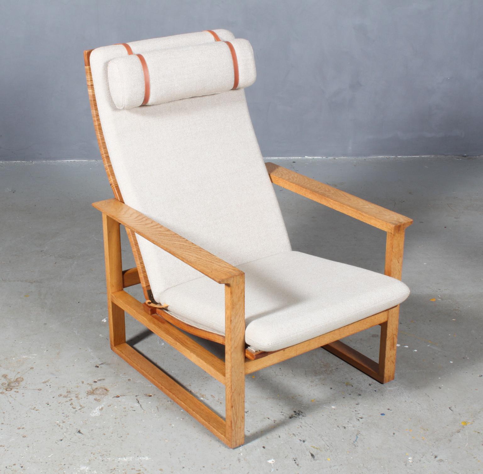 A Børge Mogensen lounge chair designed in 1956 model number 2256 for Fredericia Stolefabrik. Cubical frames made of solid oak with finger joints and cane. This high back model 2254 also reclines.

Original reupholstered in Kvadrat Hallingdal, the