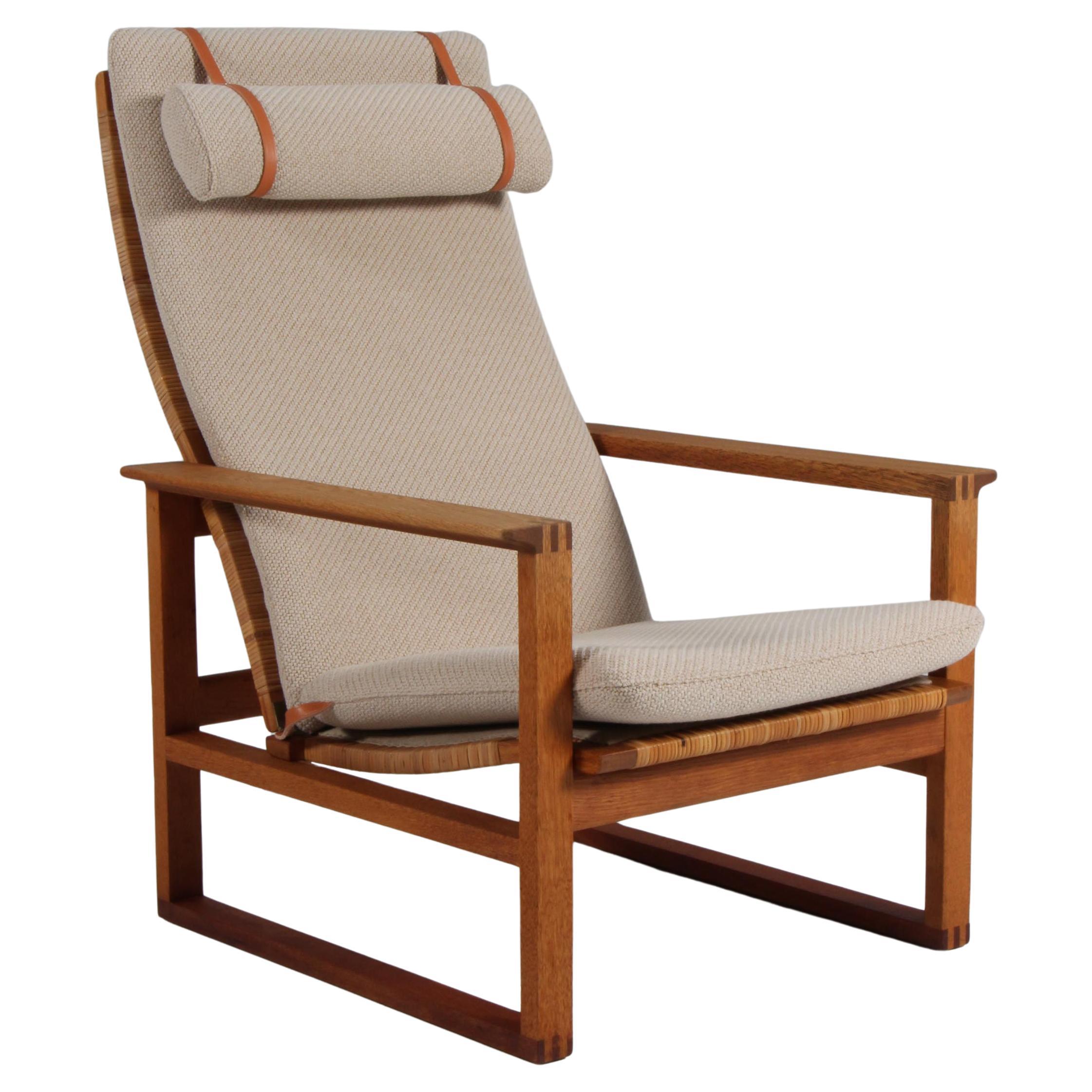 A Børge Mogensen lounge chair designed in 1956 model number 2254 for Fredericia Stolefabrik. Cubical frames made of solid oak with finger joints and cane. This high back model 2254 also reclines.

New upholstered in coda 2 fabric from Kvadrat, the