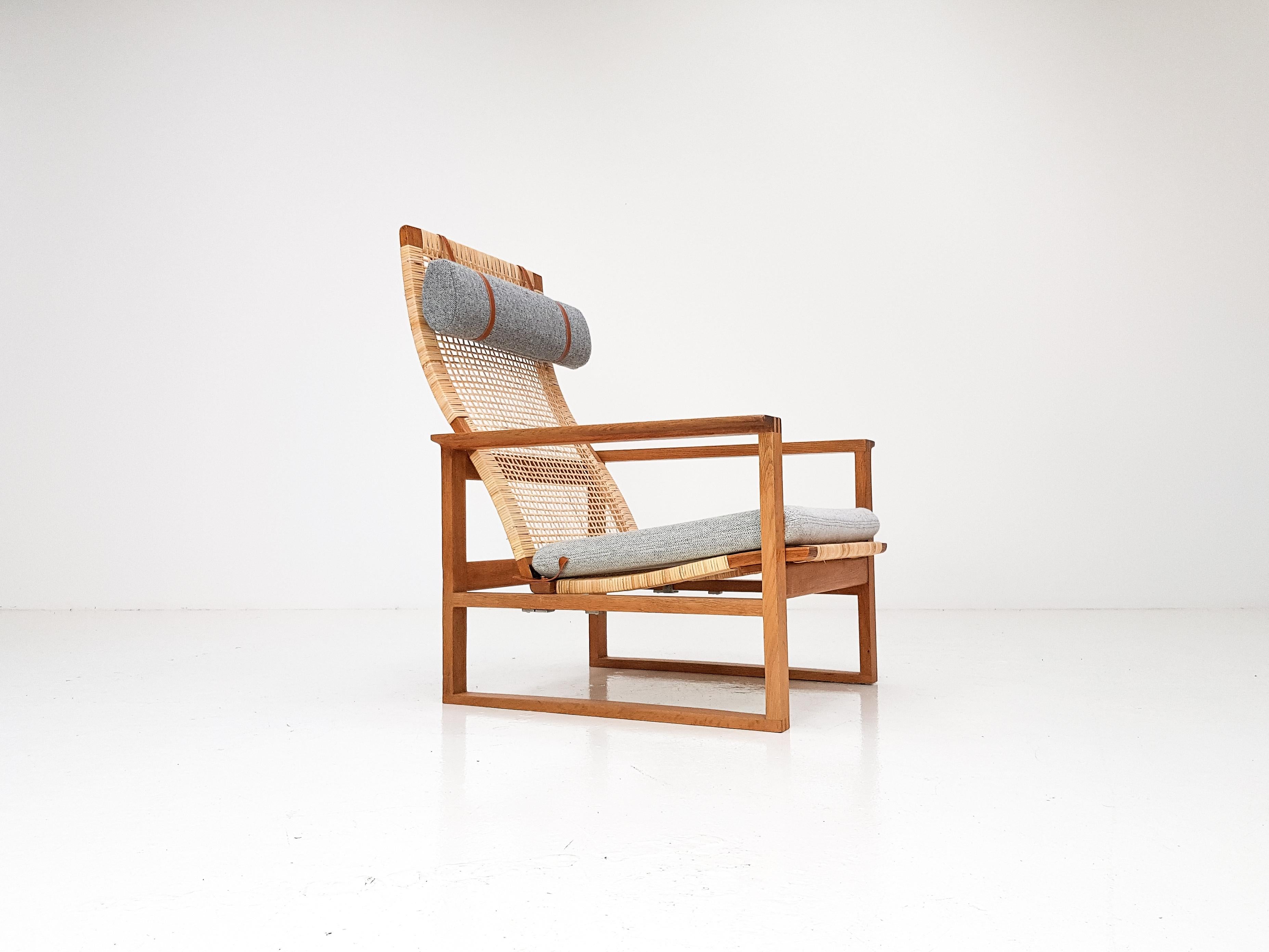 A Børge Mogensen lounge chair designed in 1956 model number 2256 for Fredericia Stolefabrik. Cubical frames made of solid oak with finger joints and cane. This high back model 2254 also reclines.

Newly reupholstered in Kvadrat Hallingdal 65, the