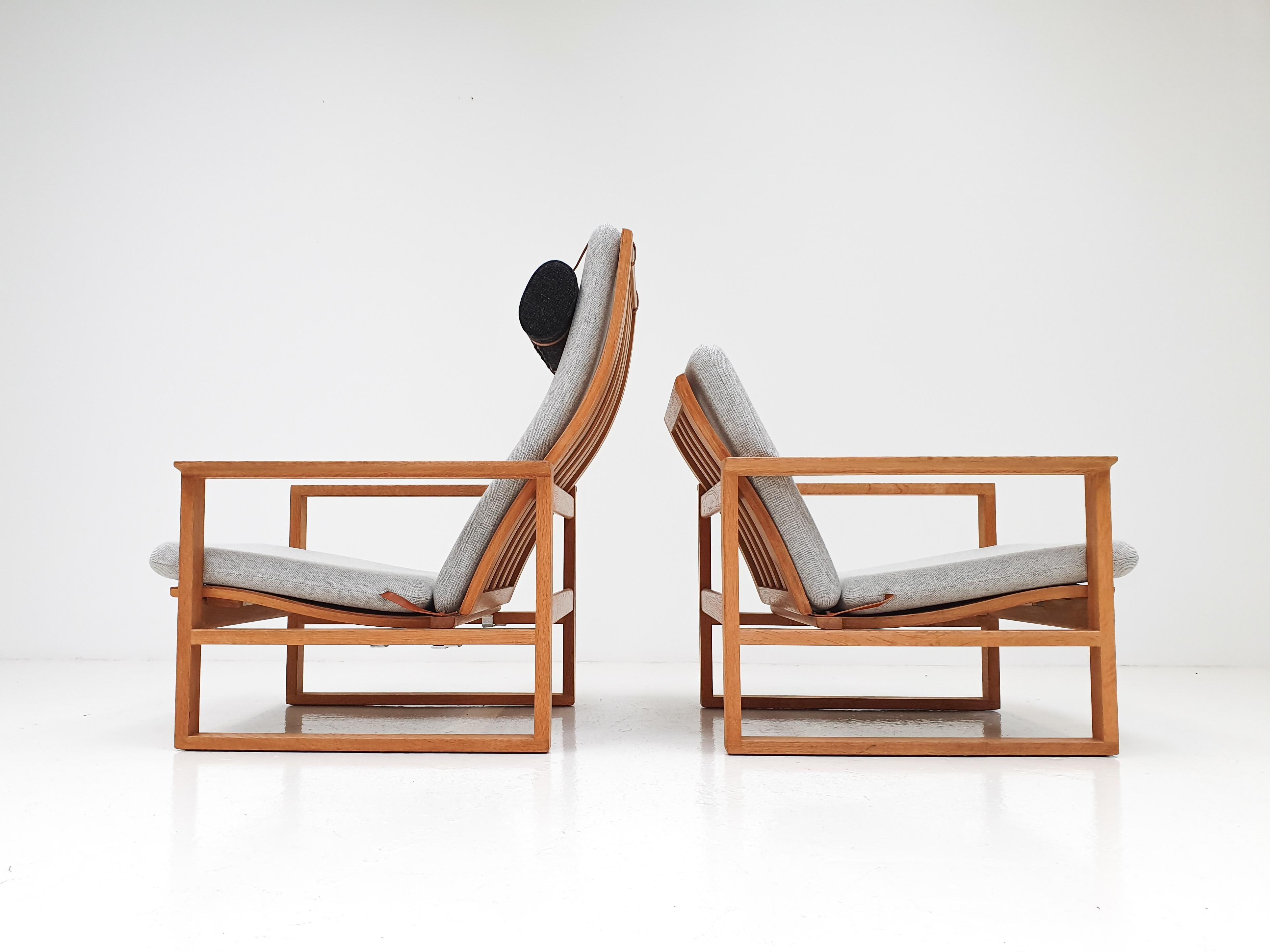 Børge Mogensen 2256 and 2254 Oak Sled Lounge Chairs, Denmark, 1956 3