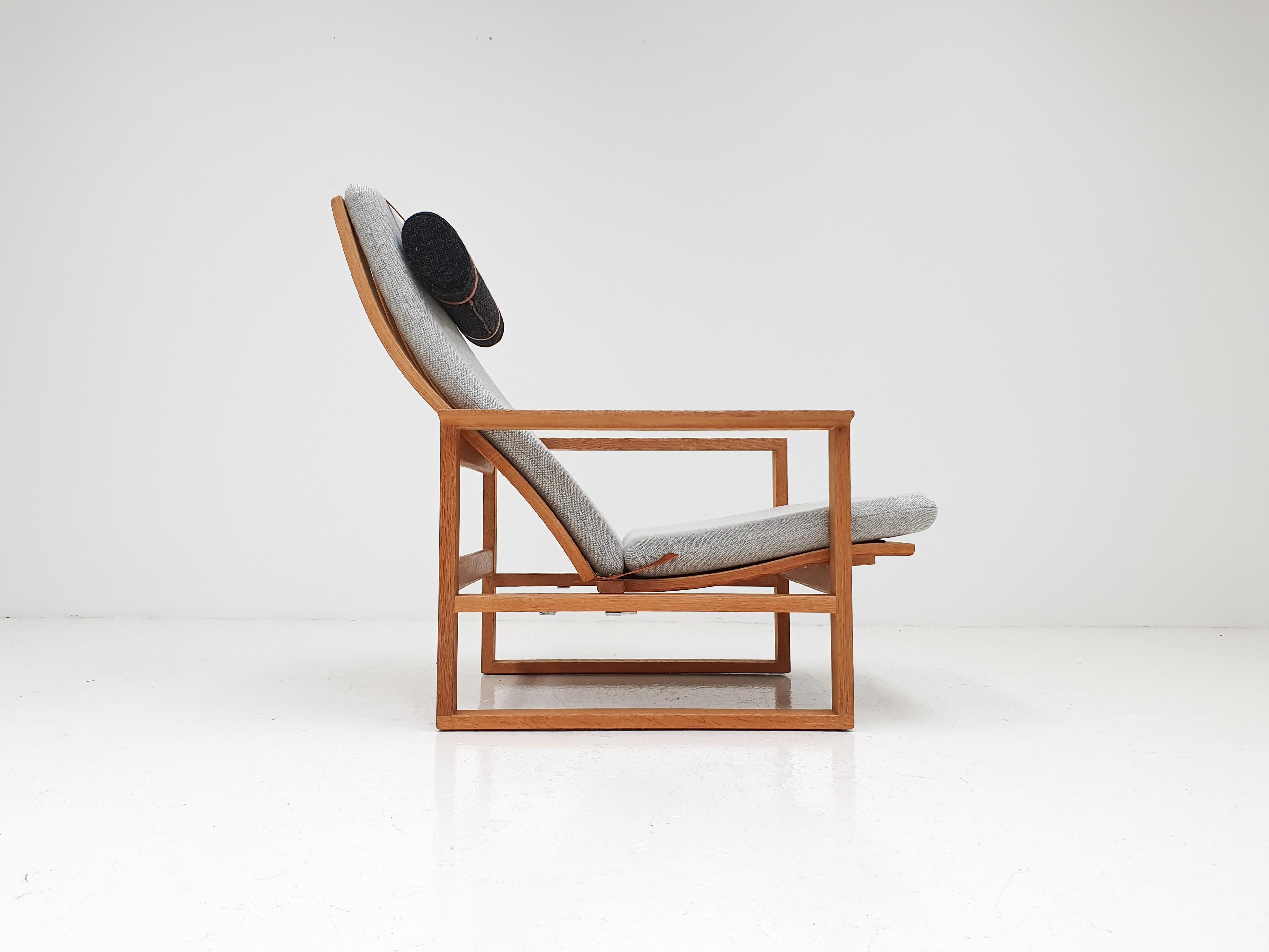 Børge Mogensen 2256 and 2254 Oak Sled Lounge Chairs, Denmark, 1956 5