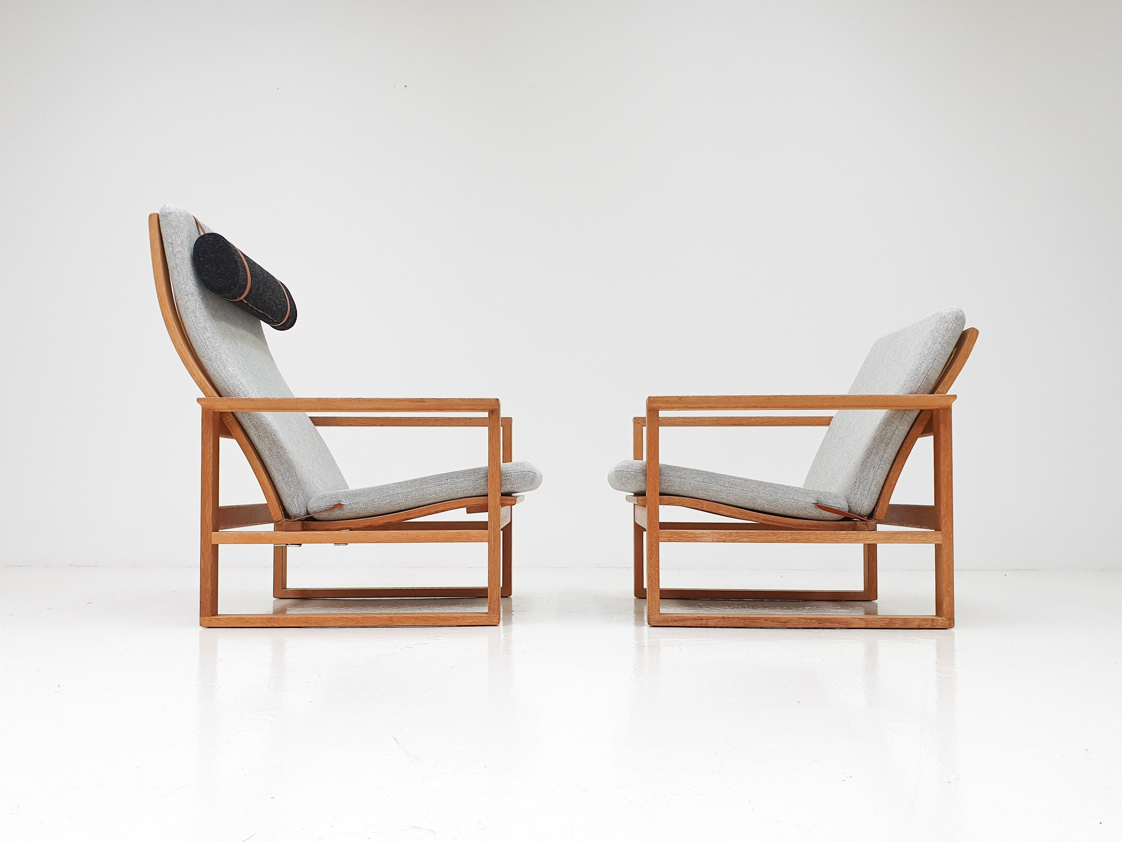 A pair of Børge Mogensen lounge chairs designed in 1956, model numbers 2256 and 2254 for Fredericia Stolefabrik. Cubical frames made of solid oak with finger joints. The high back model 2254 also reclines.

Newly reupholstered in Kvadrat Hallingdal