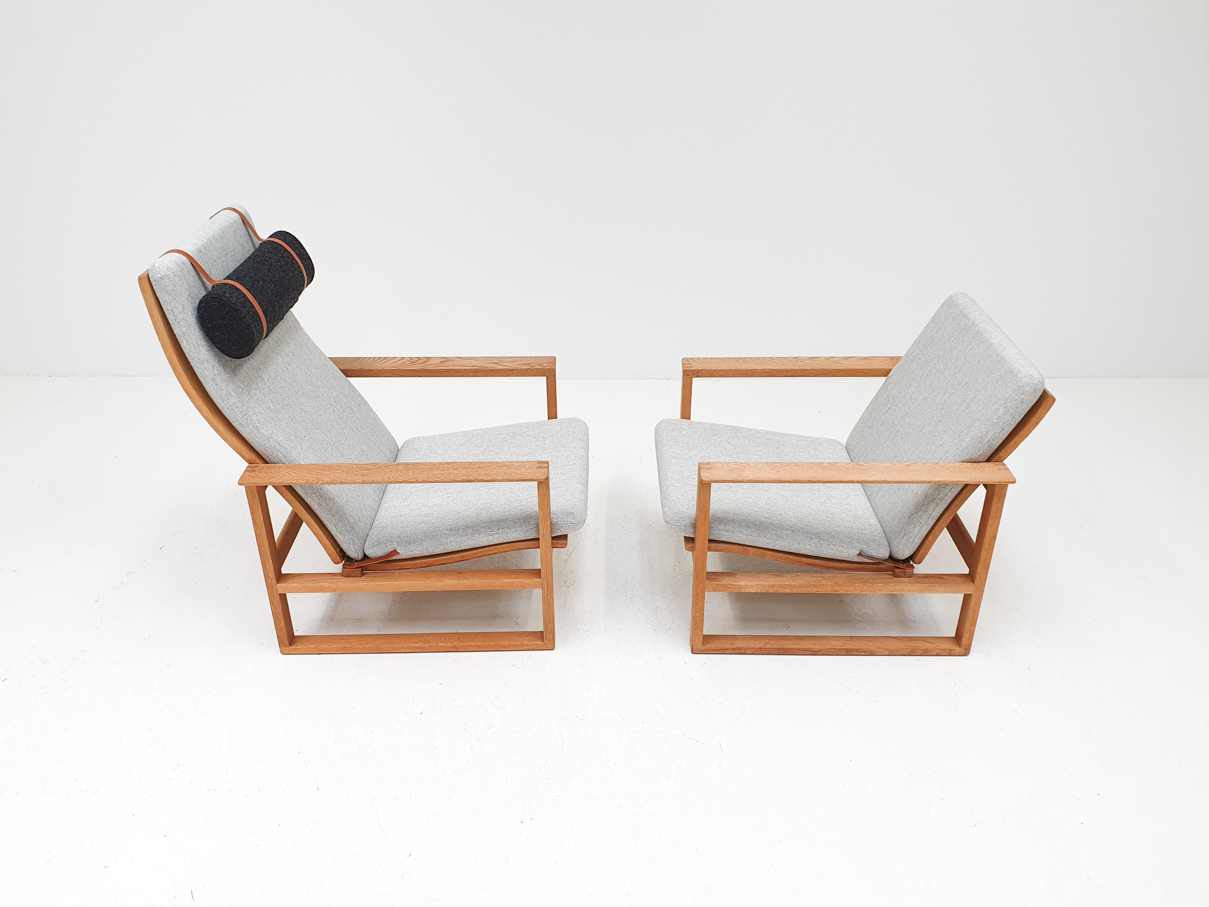 Børge Mogensen 2256 and 2254 Oak Sled Lounge Chairs, Denmark, 1956 In Good Condition In London Road, Baldock, Hertfordshire