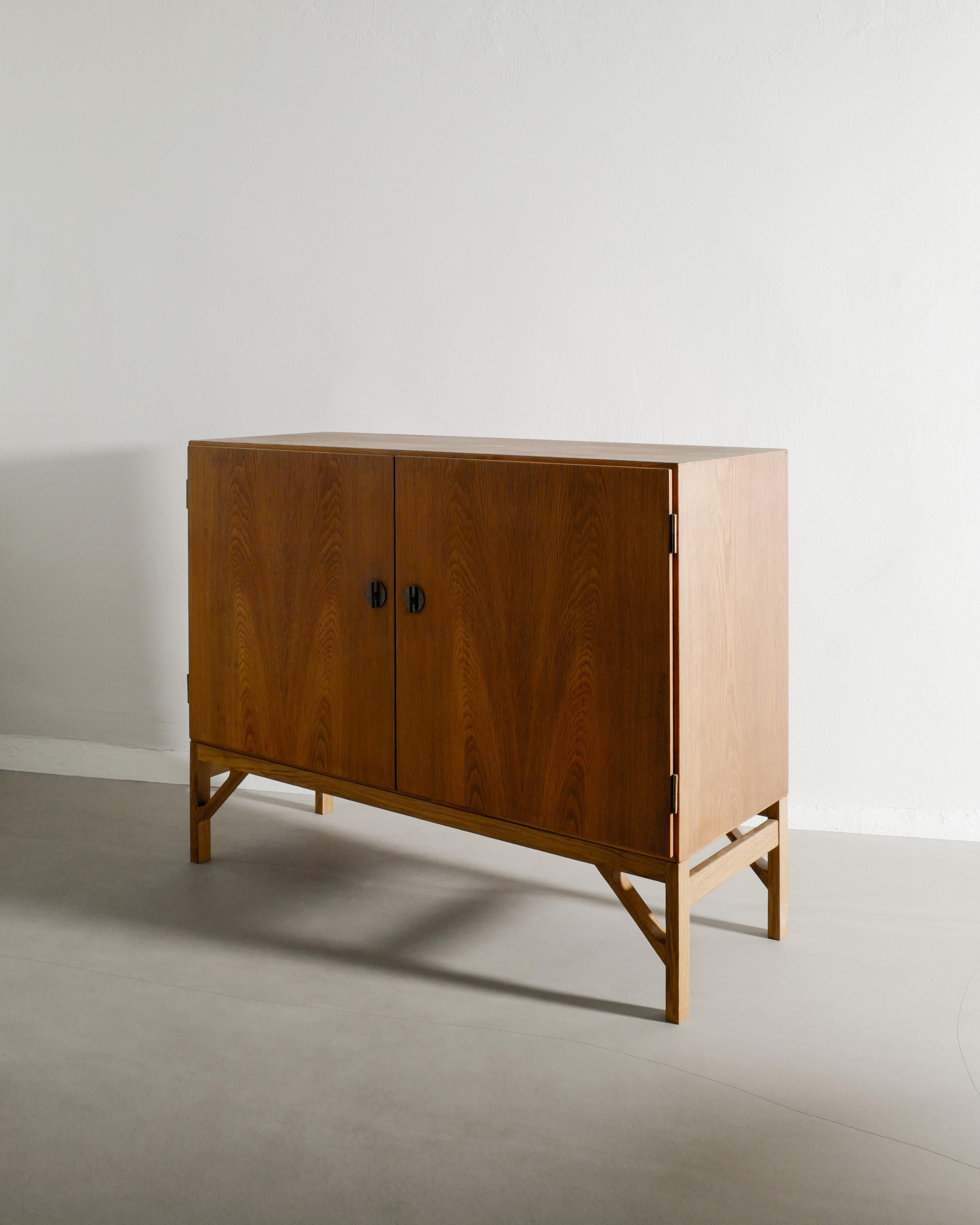 Scandinavo moderno Credenza in legno Børge Mogensen 232 in Oak di FBD Møbler Danimarca, anni '60 in vendita