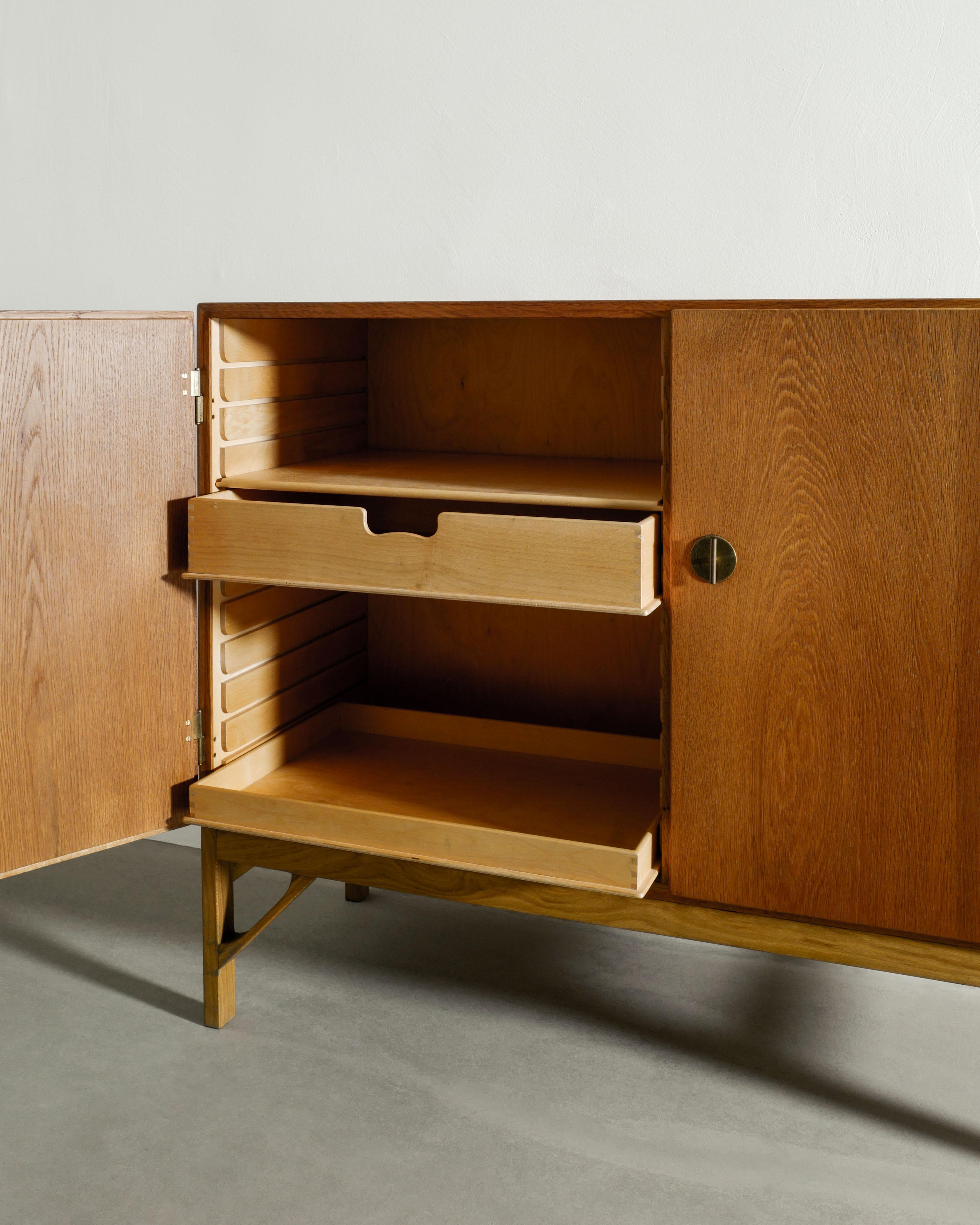 Børge Mogensen 232 Wooden Sideboard Cabinet in Oak by FBD Møbler Denmark, 1960s  In Good Condition For Sale In Stockholm, SE