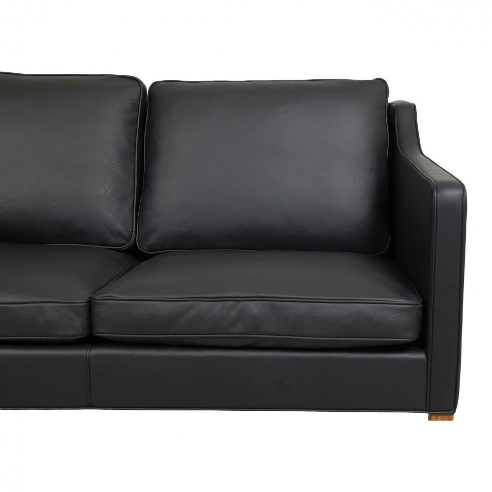 Børge Mogensen 2. seater 2322 sofa reupholstered in black bison leather, and mounted with new cushions. This sofa is an original produced by Fredericia furniture, which has been reupholstered.