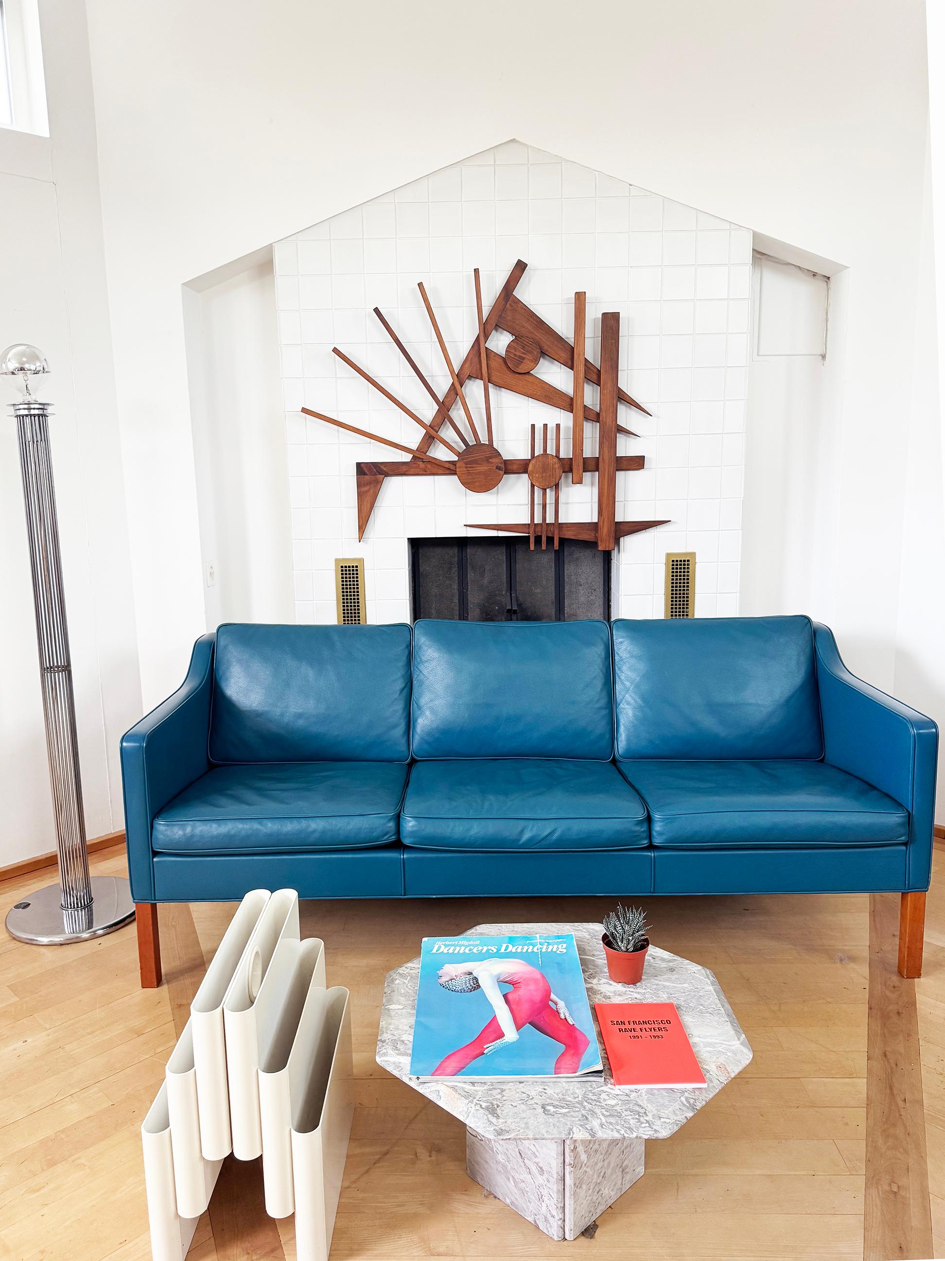 Fantastico Model 2323, realizzato da Fredericia Furniture, in una splendida pelle di bisonte blu petrolio di alta qualità.  Questo modello è stato progettato e realizzato nei primi anni '70 (intorno al 1972) da Mogensen.

Un centrotavola completo