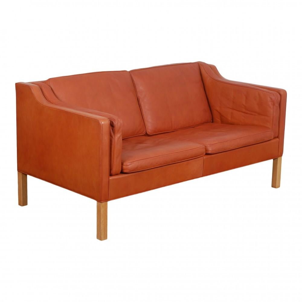 Børge Mogensen 2212 2. Sitzer Sofa in original cognacfarbenem Leder aus den 80er Jahren. Das Sofa befindet sich in einem sehr guten Zustand mit einer schönen Patina. 