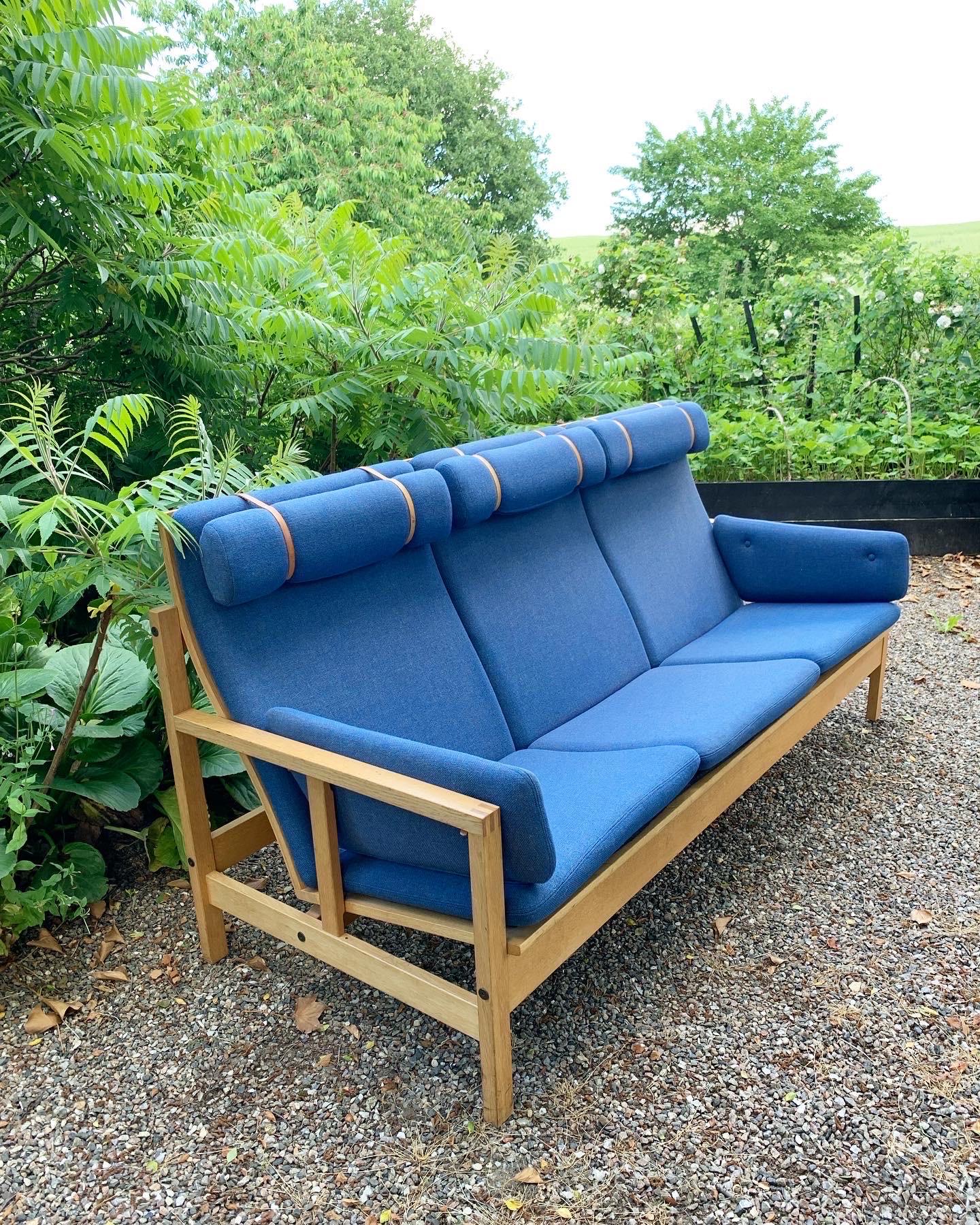 Ohhhh, it's beautiful - and it's in our favorite color blue ?? A classic Børge Mogensen three-seater sofa model 2253. It has the original cushions upholstered in Mediterranean blue Hallingdal wool, and solid oak frame. In a really good condition.