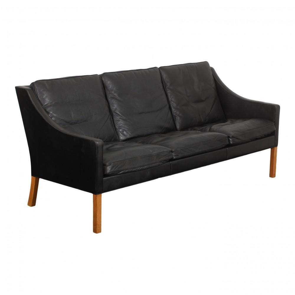 Børge Mogensen 2209 3-Sitzer Sofa aus den 1980er Jahren in original schwarzem Leder. Das Sofa ist in gutem Zustand, weist aber eine Patina auf.