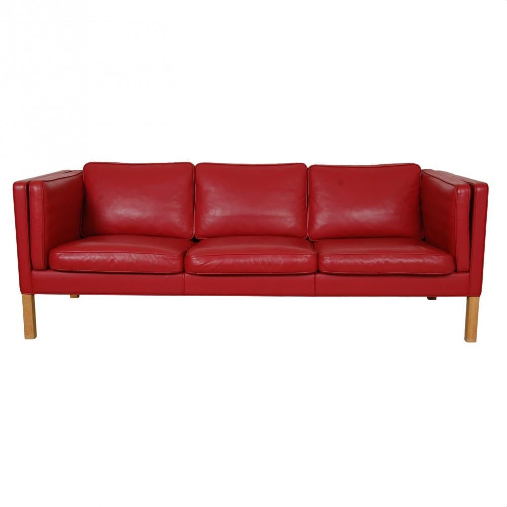 Børge Mogensen 3. pers sofa model 2333, in original red leather. The sofa is from around the year 2000 and appears in good condition with light patina.