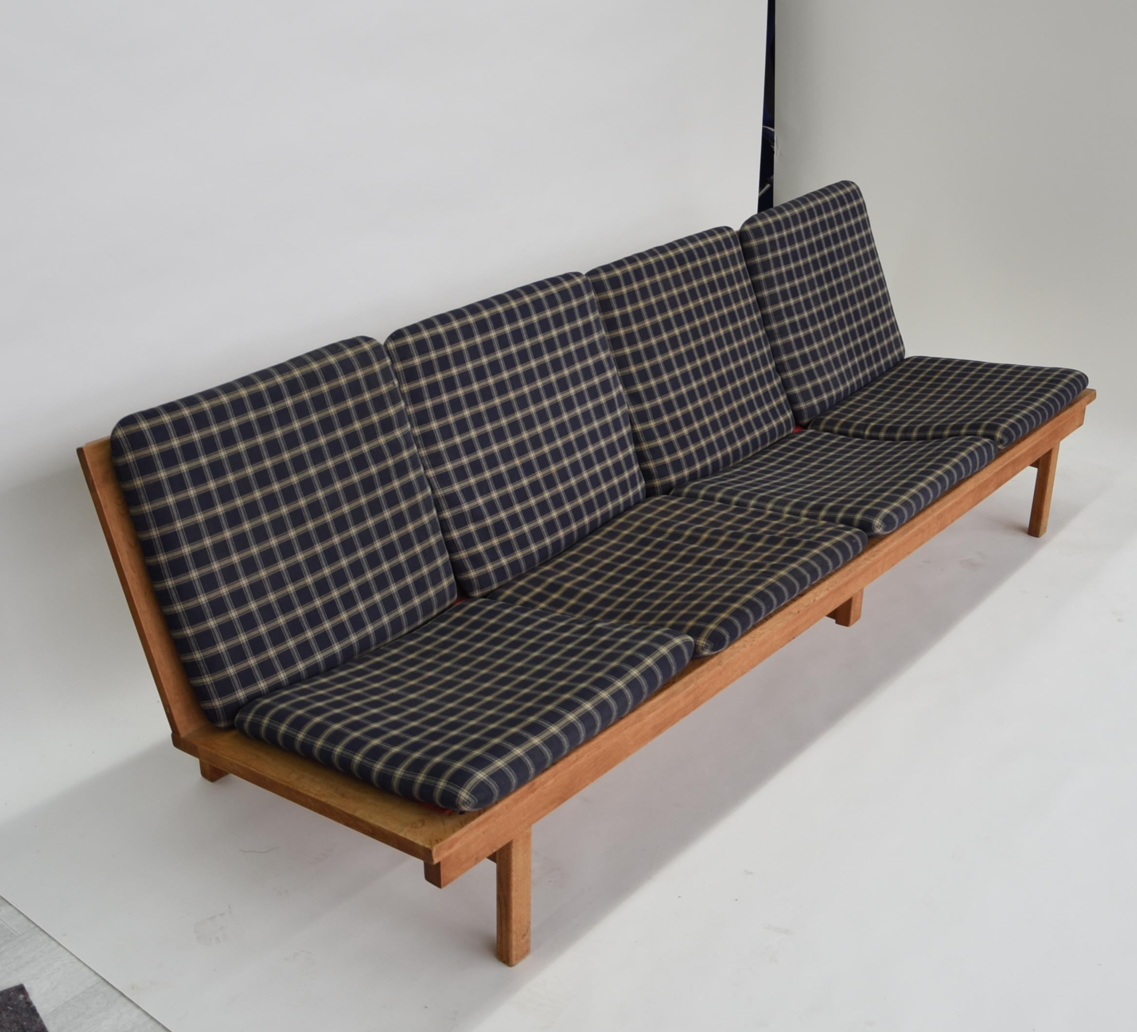 Børge Mogensen. Four-seat. Sofa of solid oak, cushions upholstered with wool. Manufactured by Fredericia Stolefabrik, model 2219. Measures: Length 220 cm, seat height 40 cm. Loss of wear, including in the form of worn / tender did, front middle leg