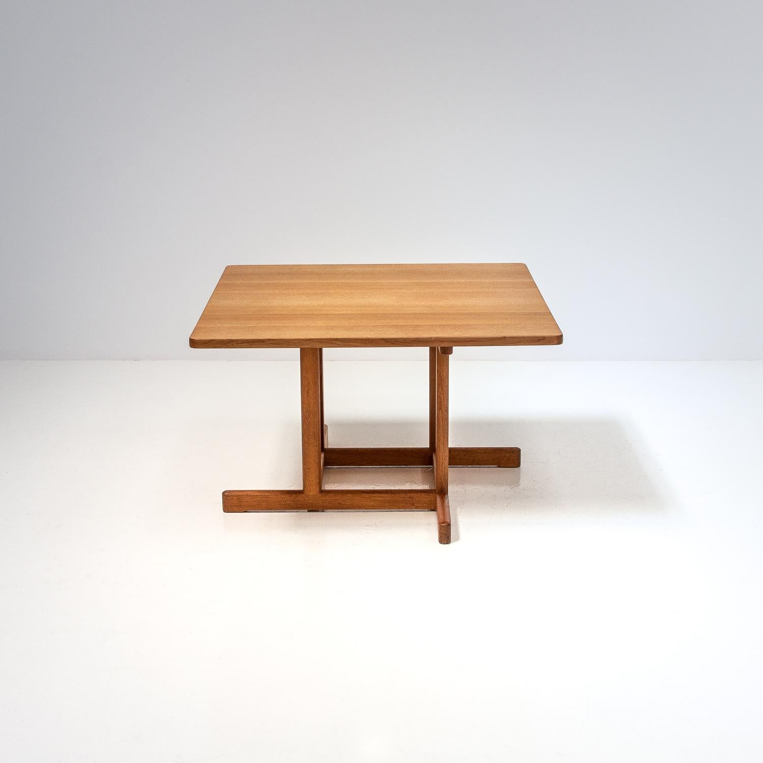 Børge Mogensen 5217 solid oak coffee table by Fredericia, Denmark, 1960s. Excellent condition with original labelling to the underside.