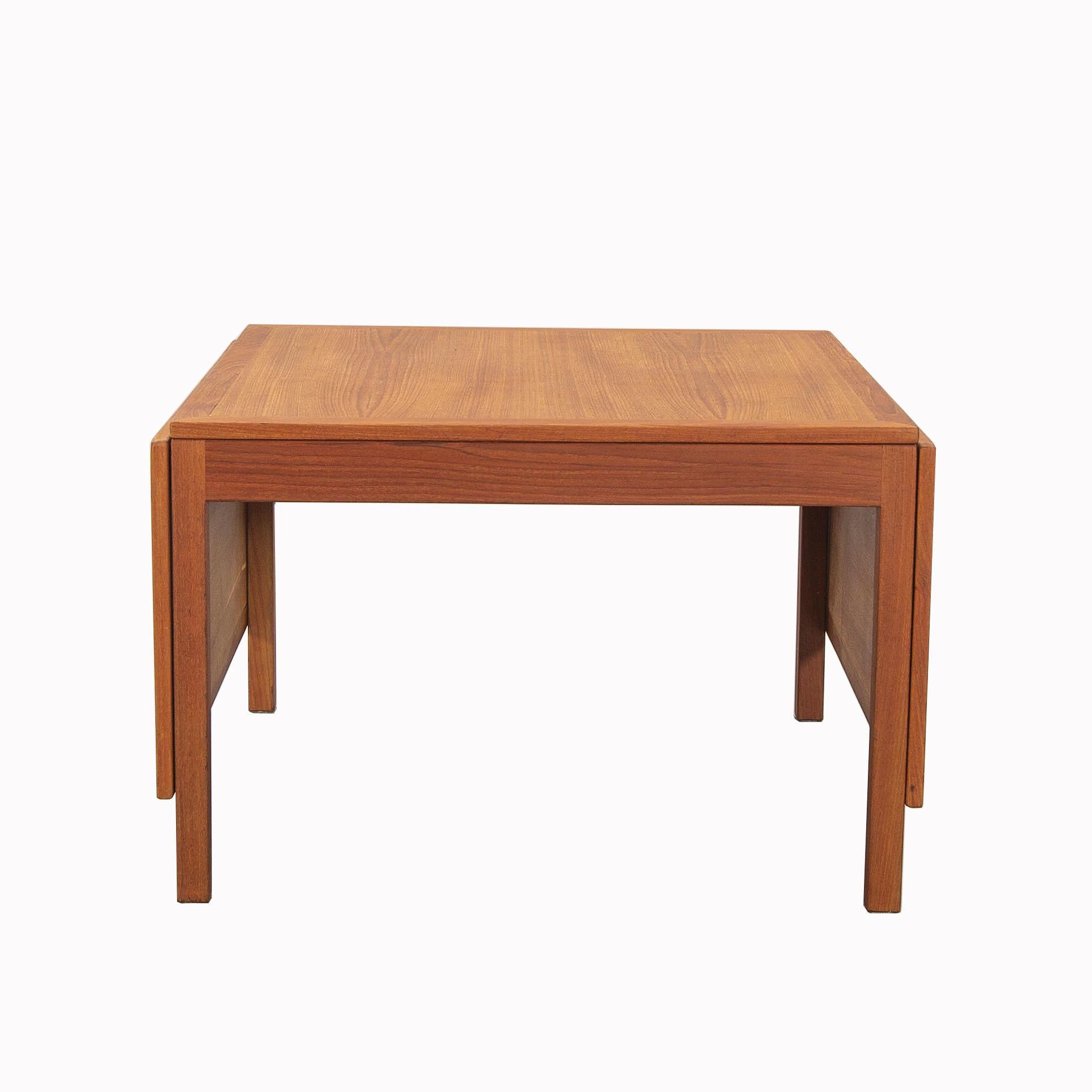Børge Mogensen (1914-1972)

5362

A square teak coffee table with two liftable extensions.
Model 5362.
Manufactured and labeled by Fredericia Stolefabrik.
Denmark.
1970s.

Dimensions
Height : 54 cm
Width : 80 cm
Width with extensions