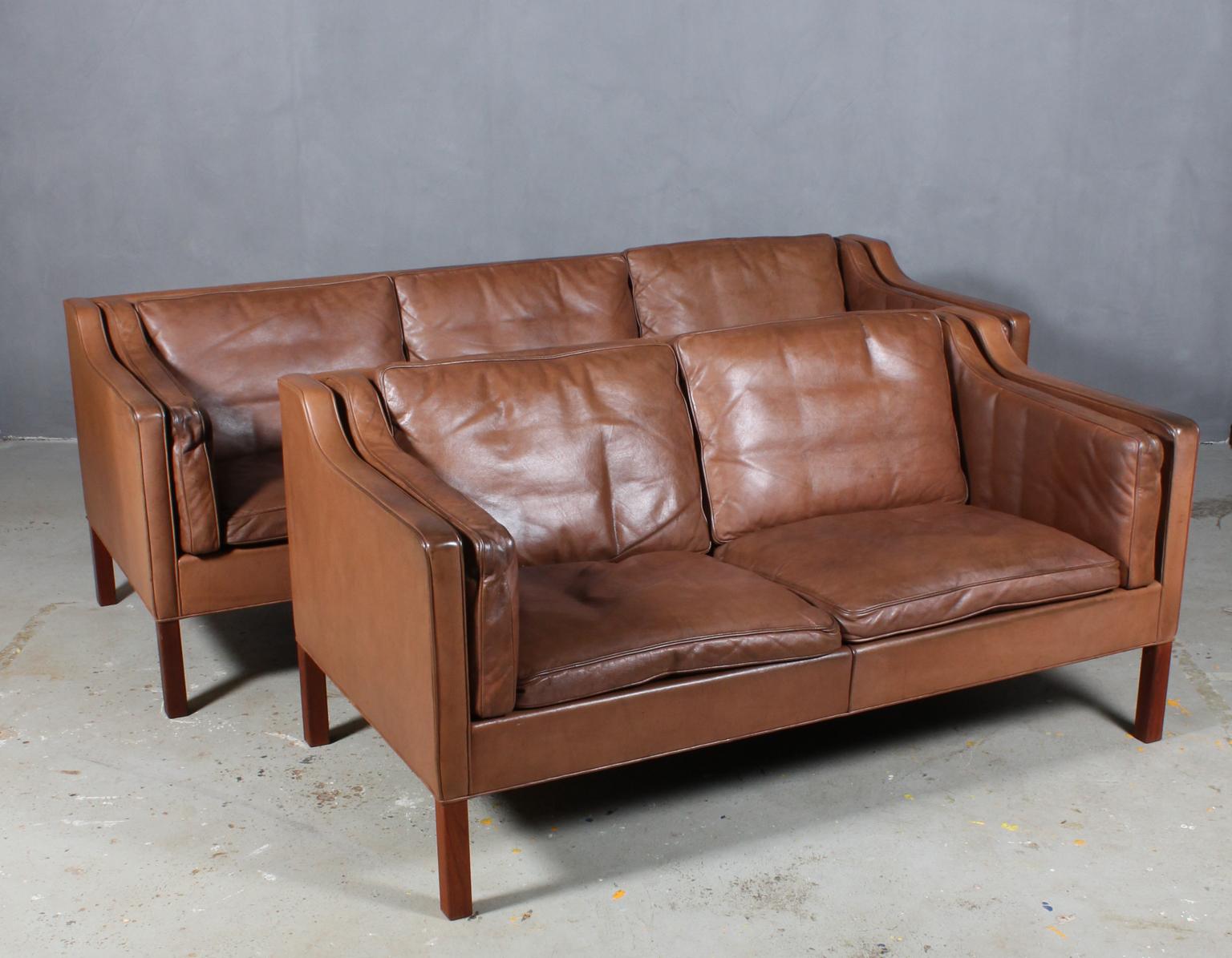 Børge Mogensen a pair of two-seat sofas with original leather upholstery.

Legs of mahogany.

Model 2212 + 2213, made by Fredericia Furniture.

Price for the pair.