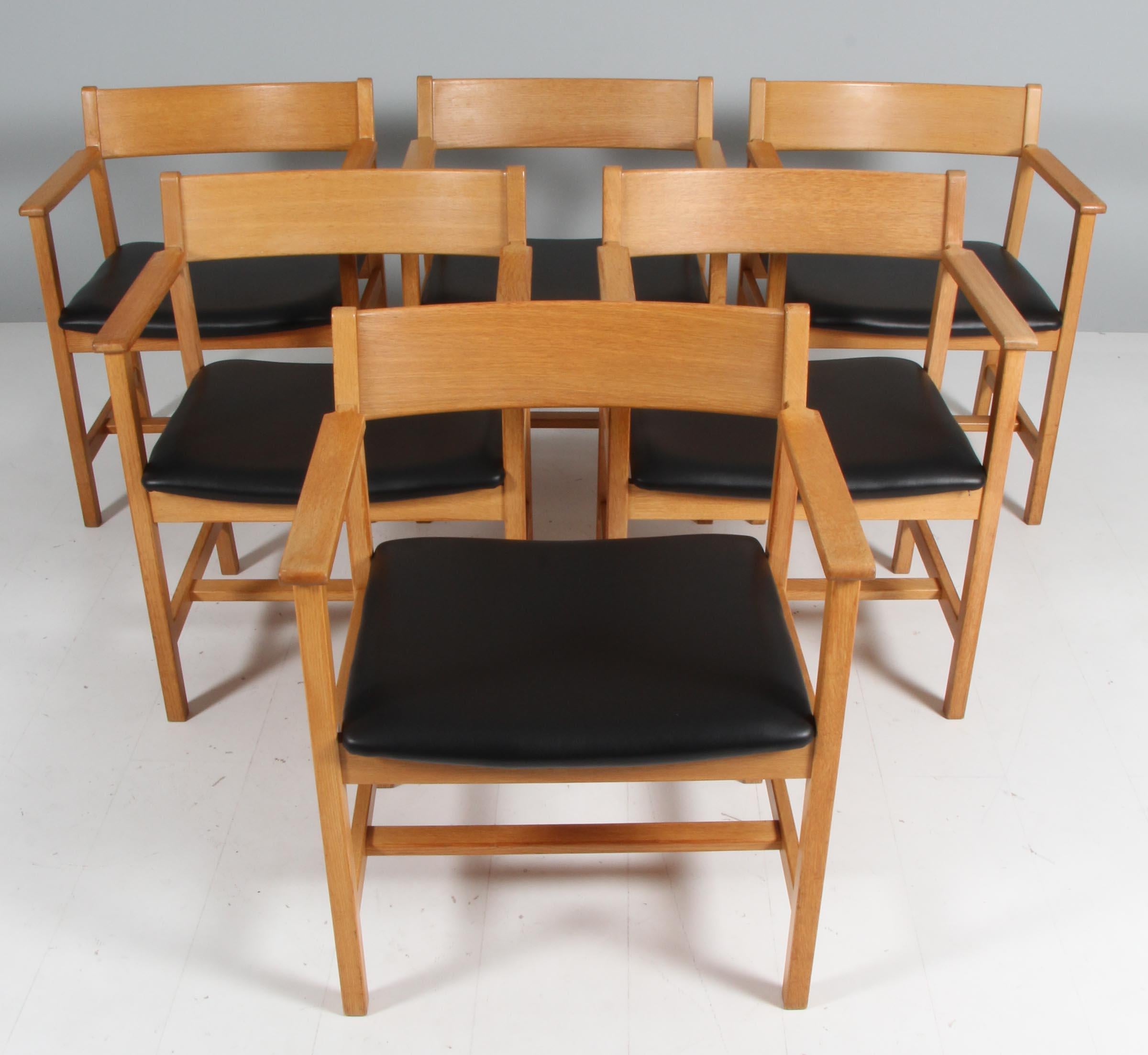 Børge Mogensen armchair made in partly solid oak.

New upholstered with black aniline leather.

Made by Fredericia Furniture.