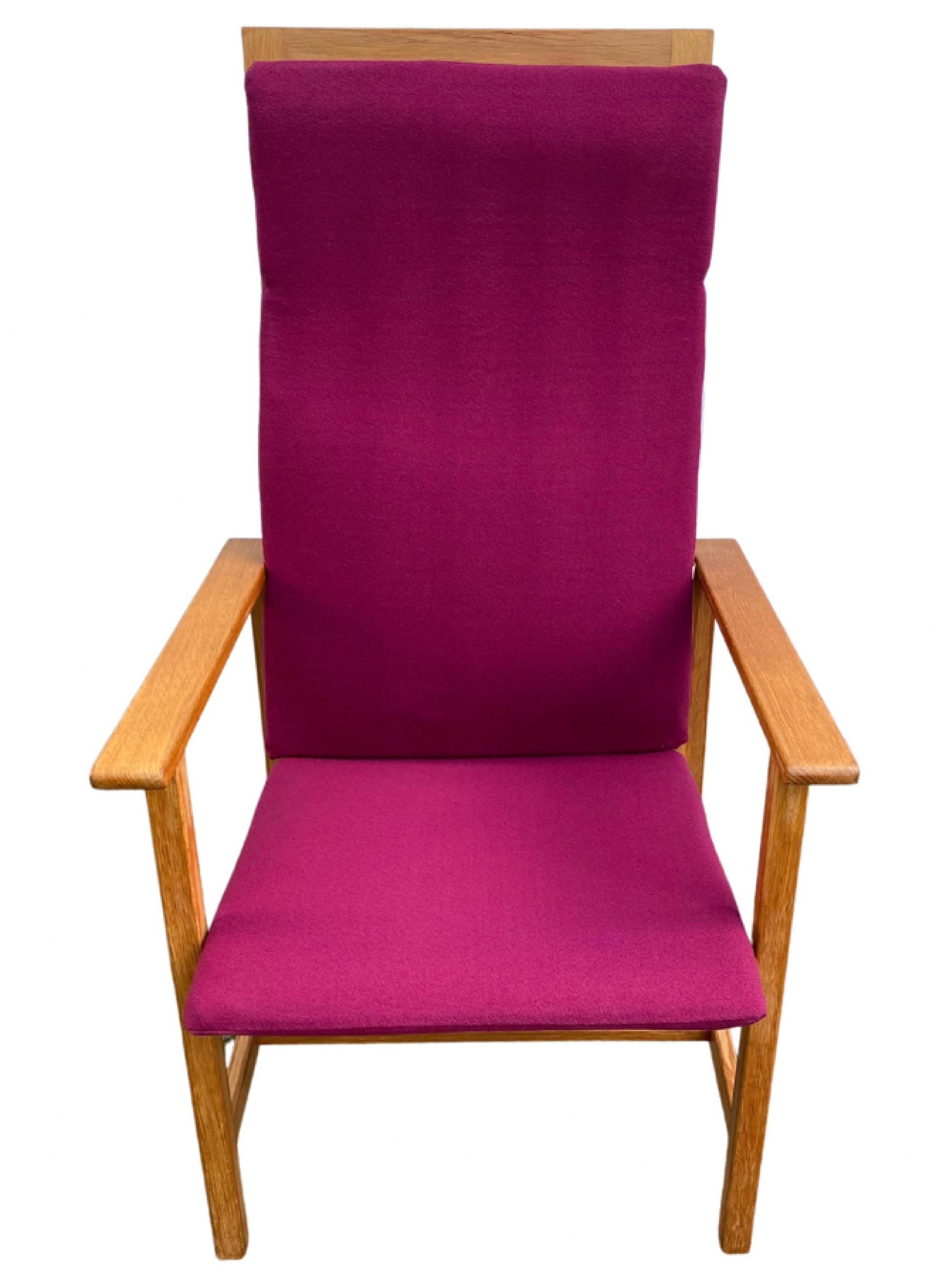 Elegant armchair designed by famous Danish designer Børge Mogensen in 1969.

Model 2258.

Original cover. Solid oak. Perfect condition.

Made for Fredericia Furniture.



NielsenClassics delivers the absolute highest quality of vintage Danish and