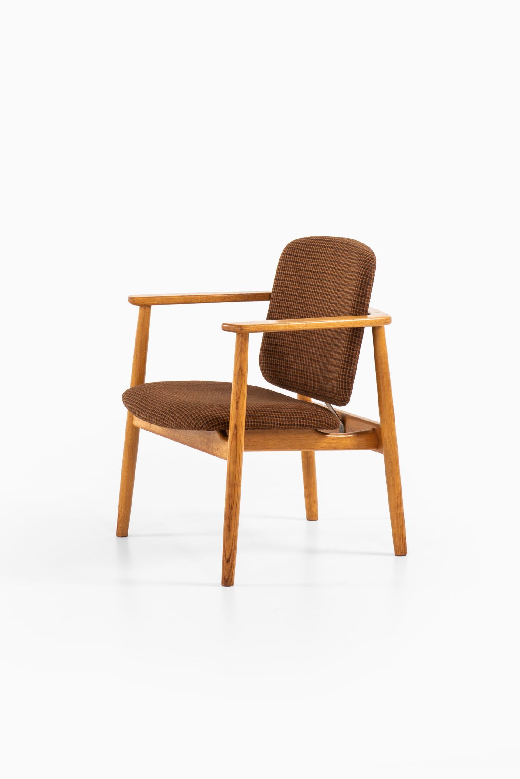 Scandinavian Modern Børge Mogensen Armchair Produced by Søborg Møbelfabrik in Denmark For Sale