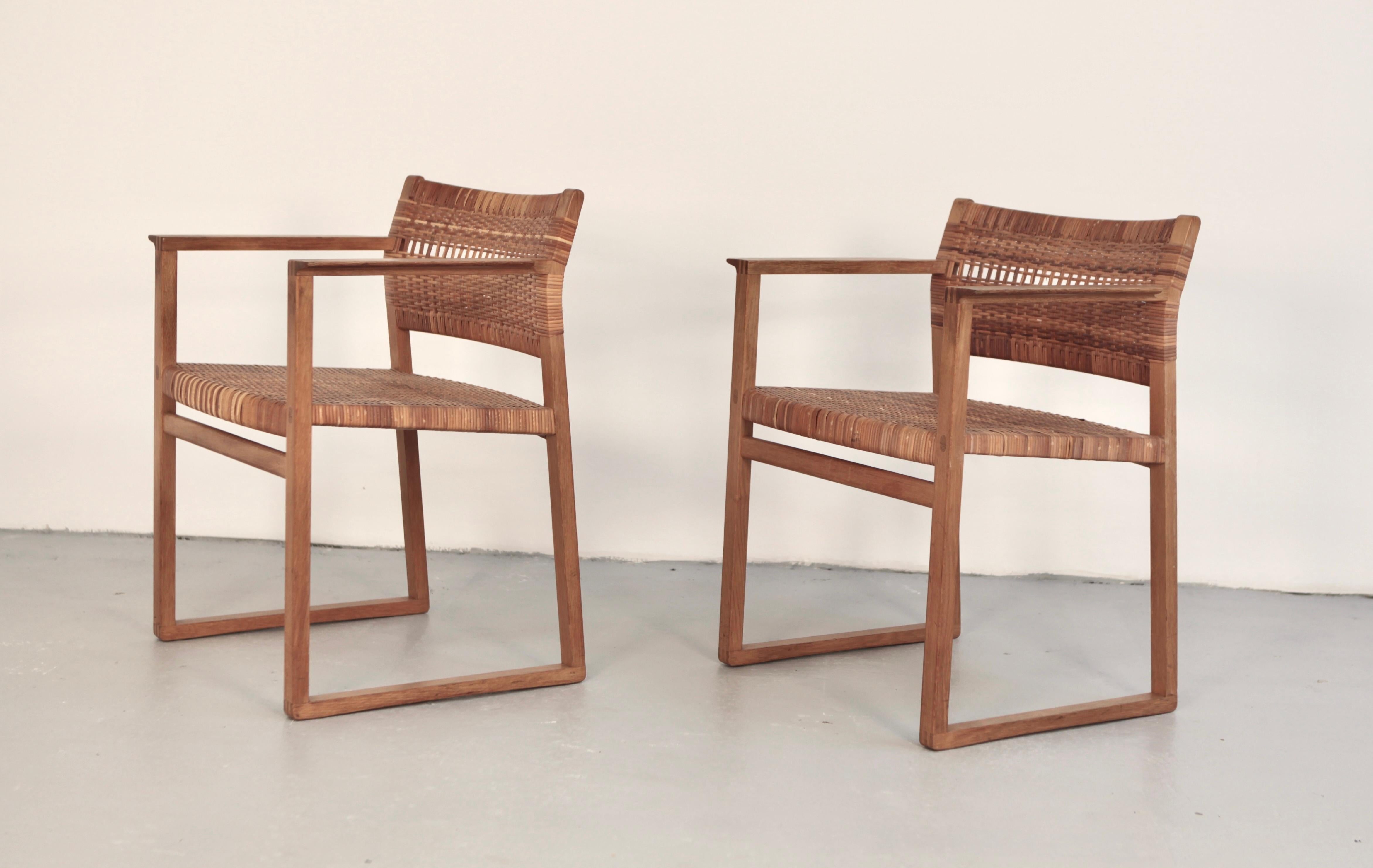 A set of 2 Børge Mogensen dining chairs BM-62 in solid oak and woven cane from 1957.
Manufactured by Frederica Stolefabrik in Denmark.