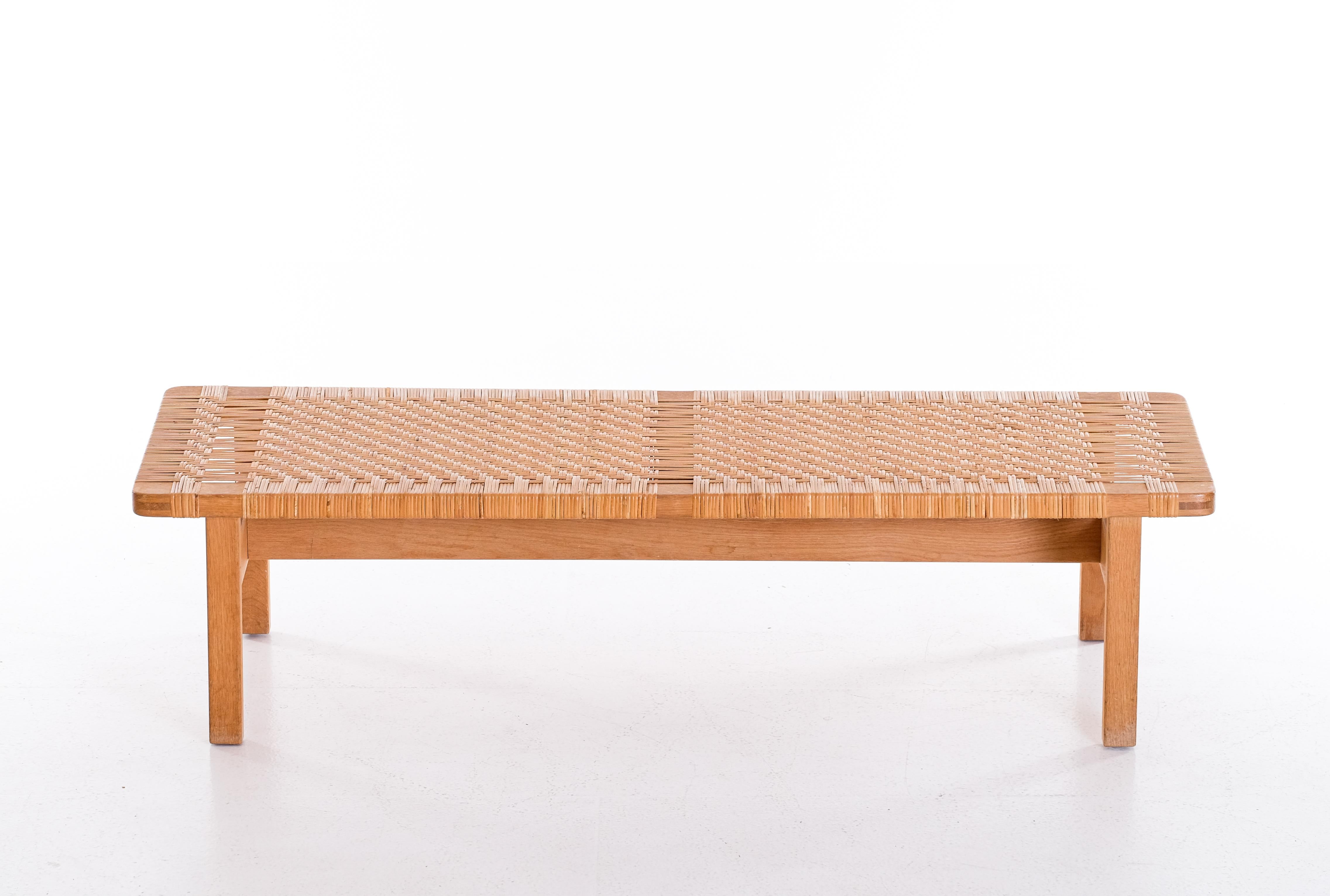 Large bench / coffee table model 272 designed by Børge Mogensen for Fredericia Stølefabrik, Denmark, 1960s. Solid oak frame with hand-woven cane all in very good original condition.