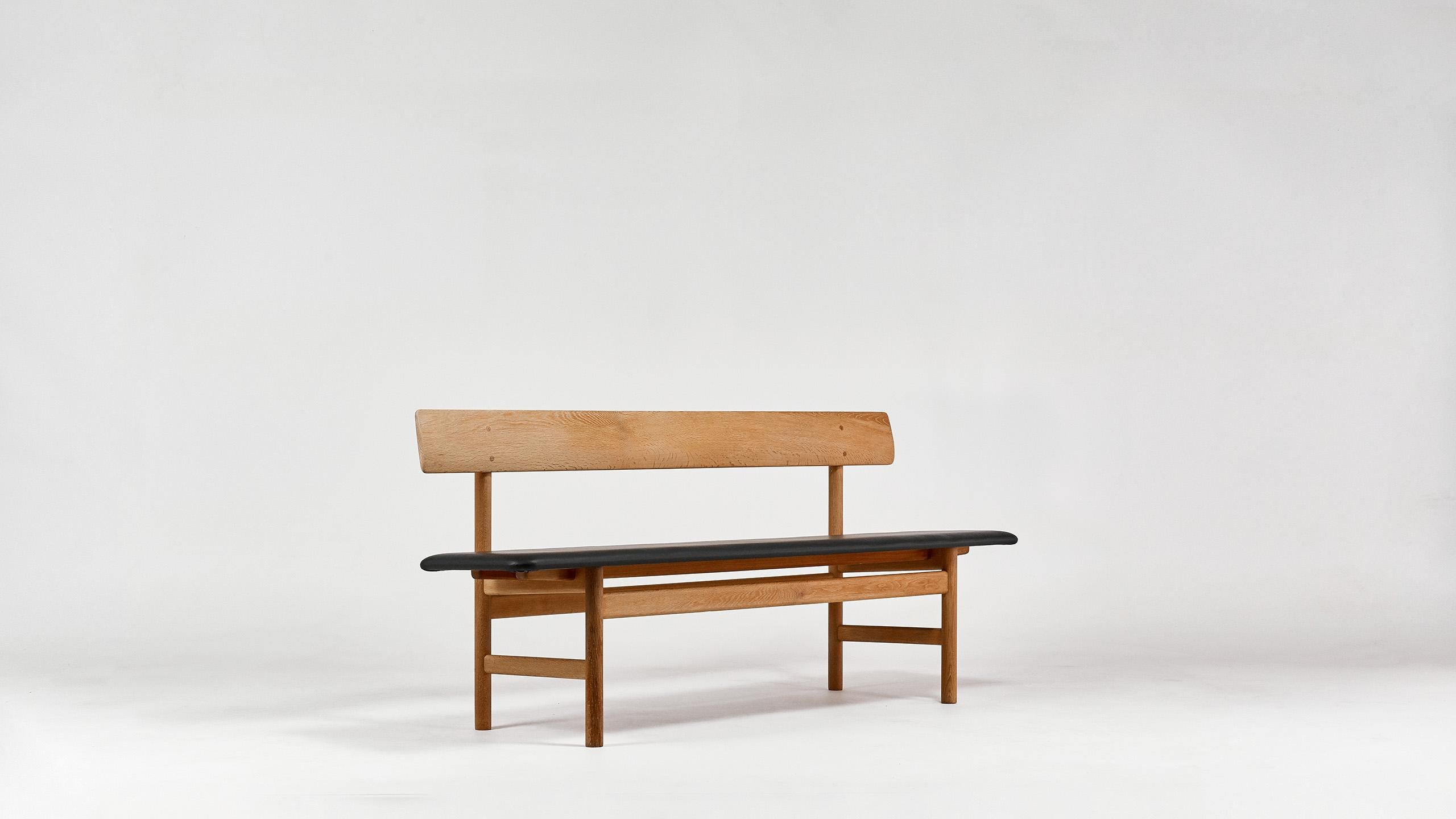 Bench model 3171, designed in 1956 by Børge Mogensen for Fredericia Møbelfabrik.

Waxed oak structure, seat reupholstered with high quality aniline black leather. 

Small traces of use, very good condition, circa 1960.