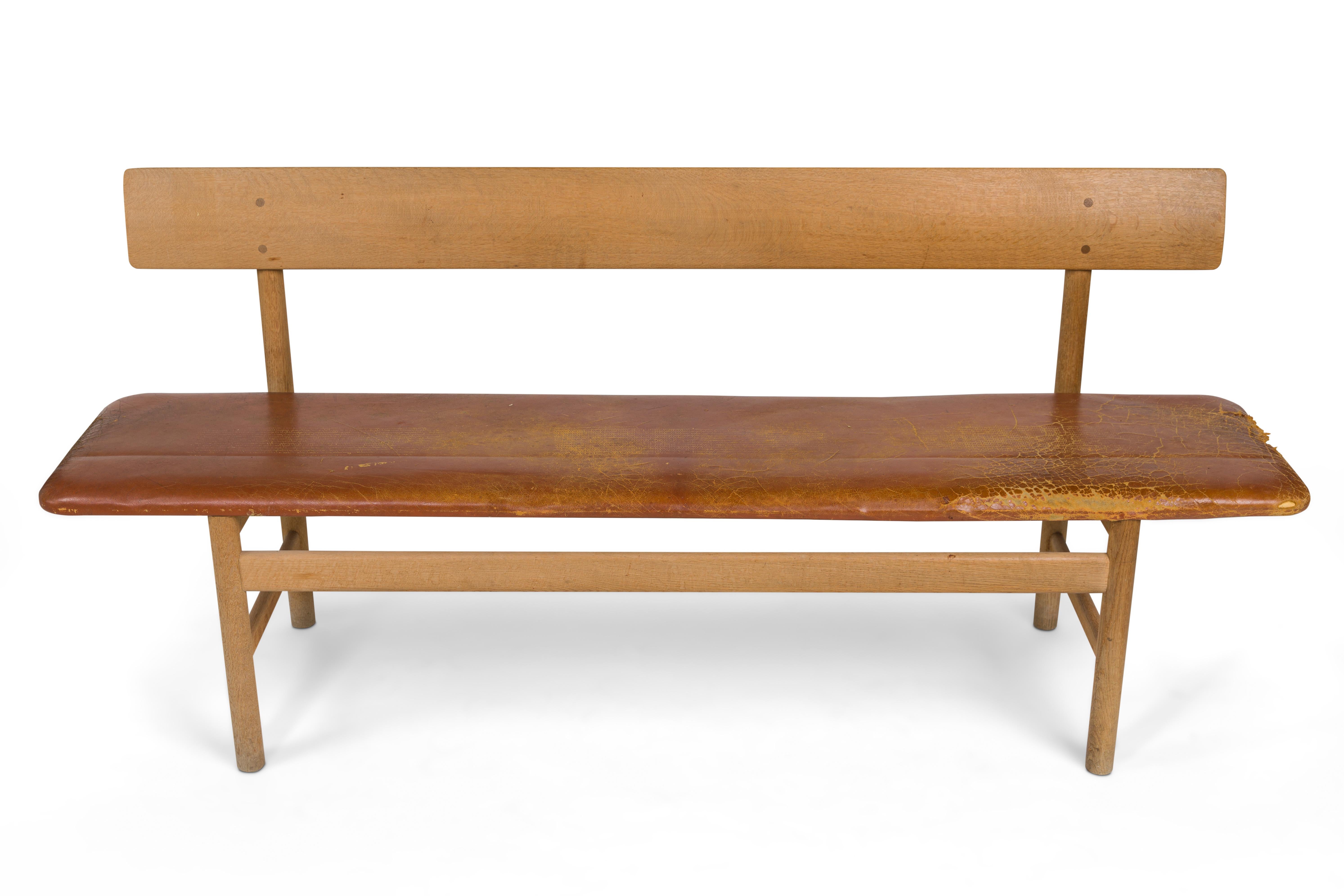Seat/bench model 3171 designed by Børge Mogensen, manufactured by Fredericia Møbelfabrik.
Designed 1956. Oak design, upholstered leather covering. Marked with remains of the manufacturer's sticker label.
Dimensions: Height approximate 76 cm, width