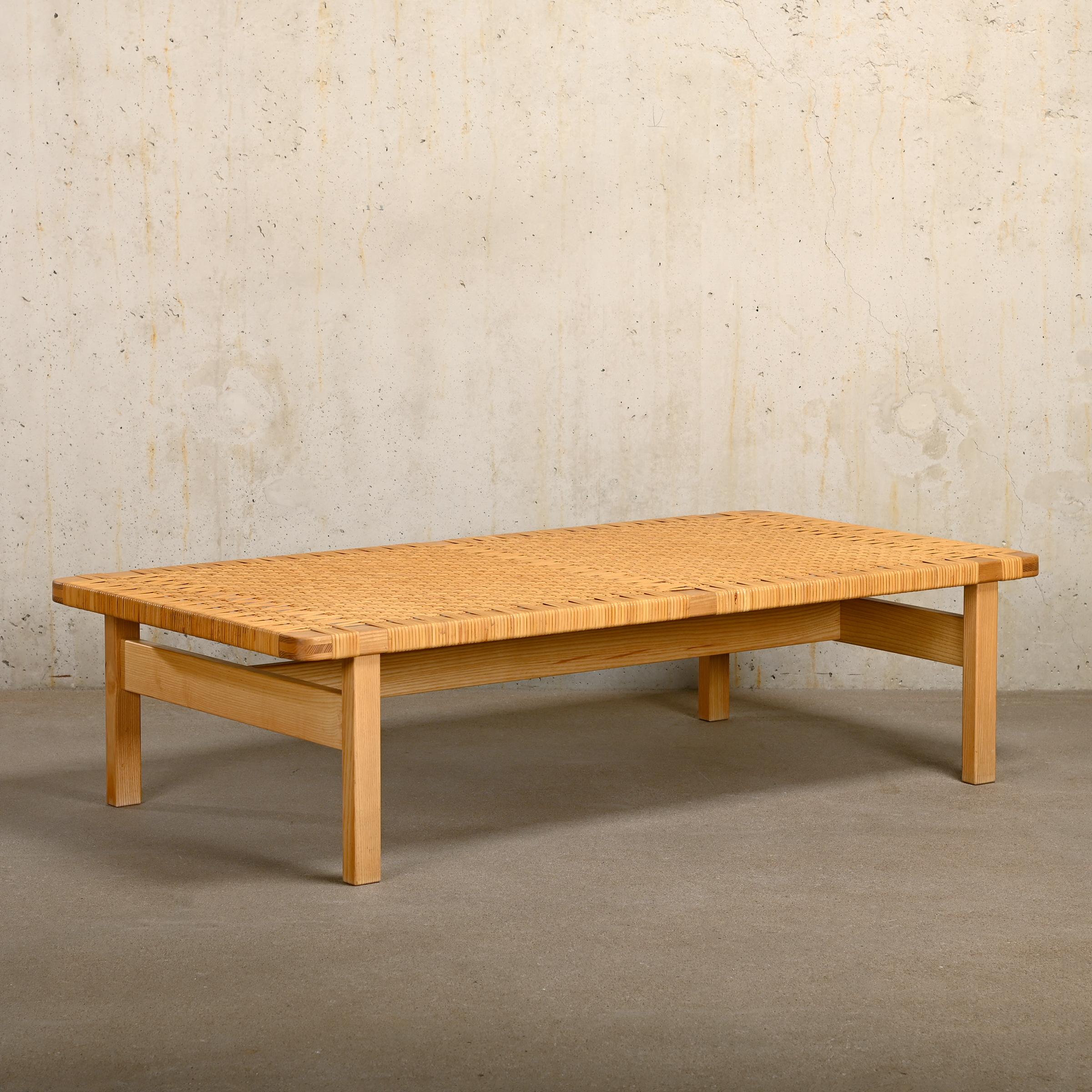 Elegant and rare large model bench / coffee tables (Model 5275) designed by Børge Mogensen for Fredericia Stølefabrik, Denmark in the 50s.Solid oak frame with hand-woven cane all in very good original condition and signed by manufacturer label