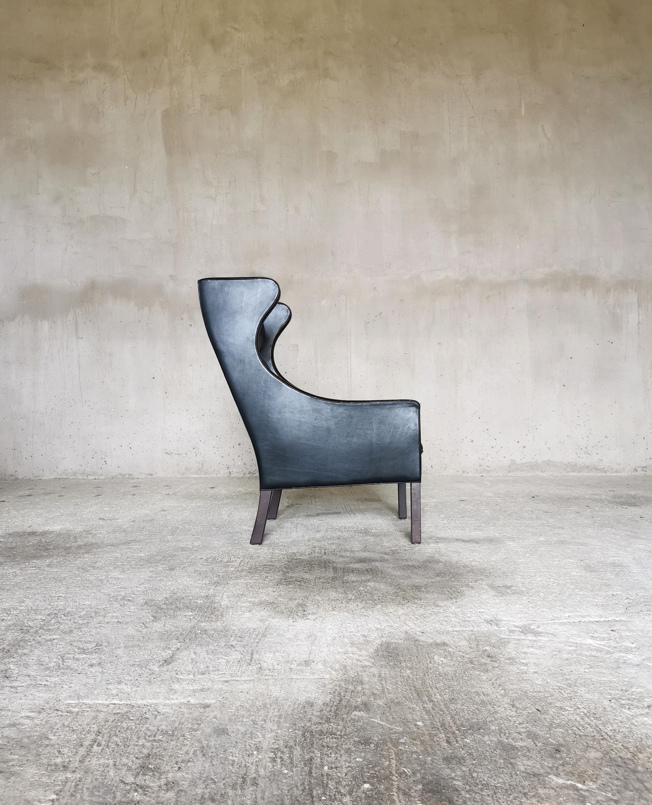 Børge Mogensen Modello 2204 con spalliera in pelle nera 
Con rivestimento originale in pelle nera patinata.
Prodotto da Fredericia Furniture, Danimarca Anni '60
Gambe in faggio tinto scuro
Timbro di produzione

Questa sedia fa parte di un set di tre