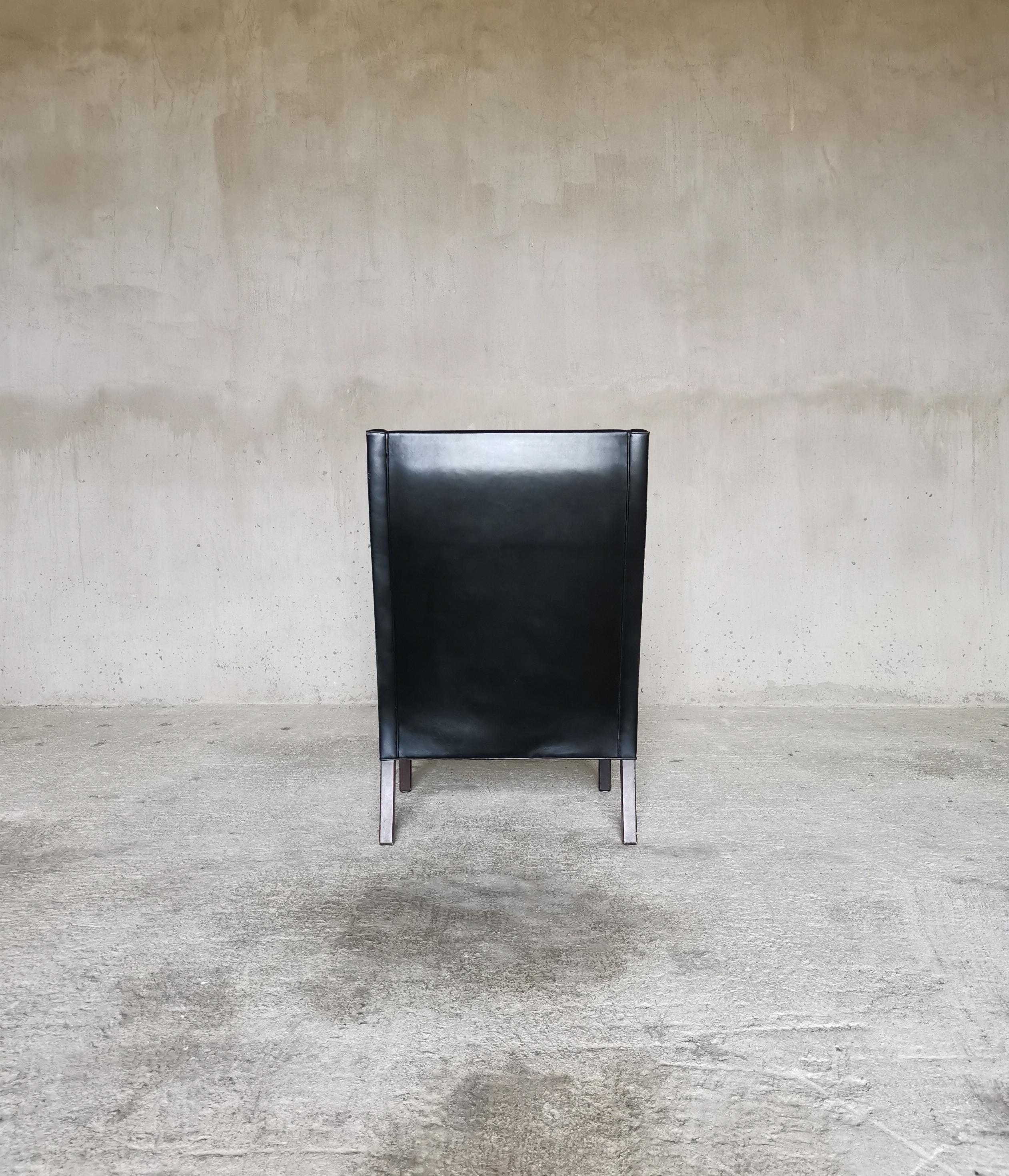 Scandinavo moderno Børge Mogensen modello Wingback in pelle nera 2204 Fredericia Furniture, Danimarca in vendita