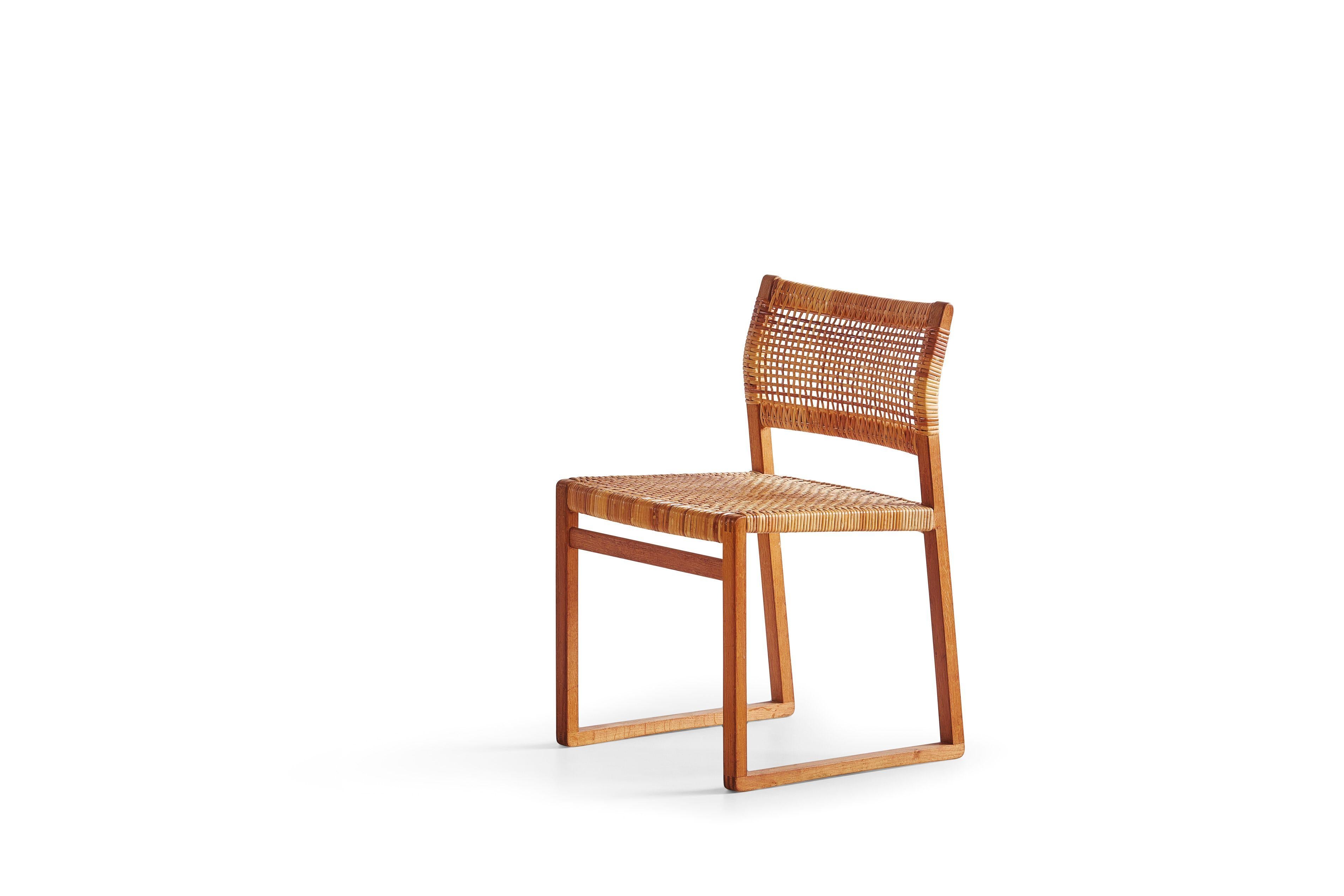 Un'ottima coppia di sedie da pranzo Børge Mogensen BM61 vintage in rovere massiccio e canna.    Patina eccezionale sia sul bastone che sulla struttura in Wood.    Scala e forma molto delicate.    




Børge Mogensen (1914-1972) è stato un designer