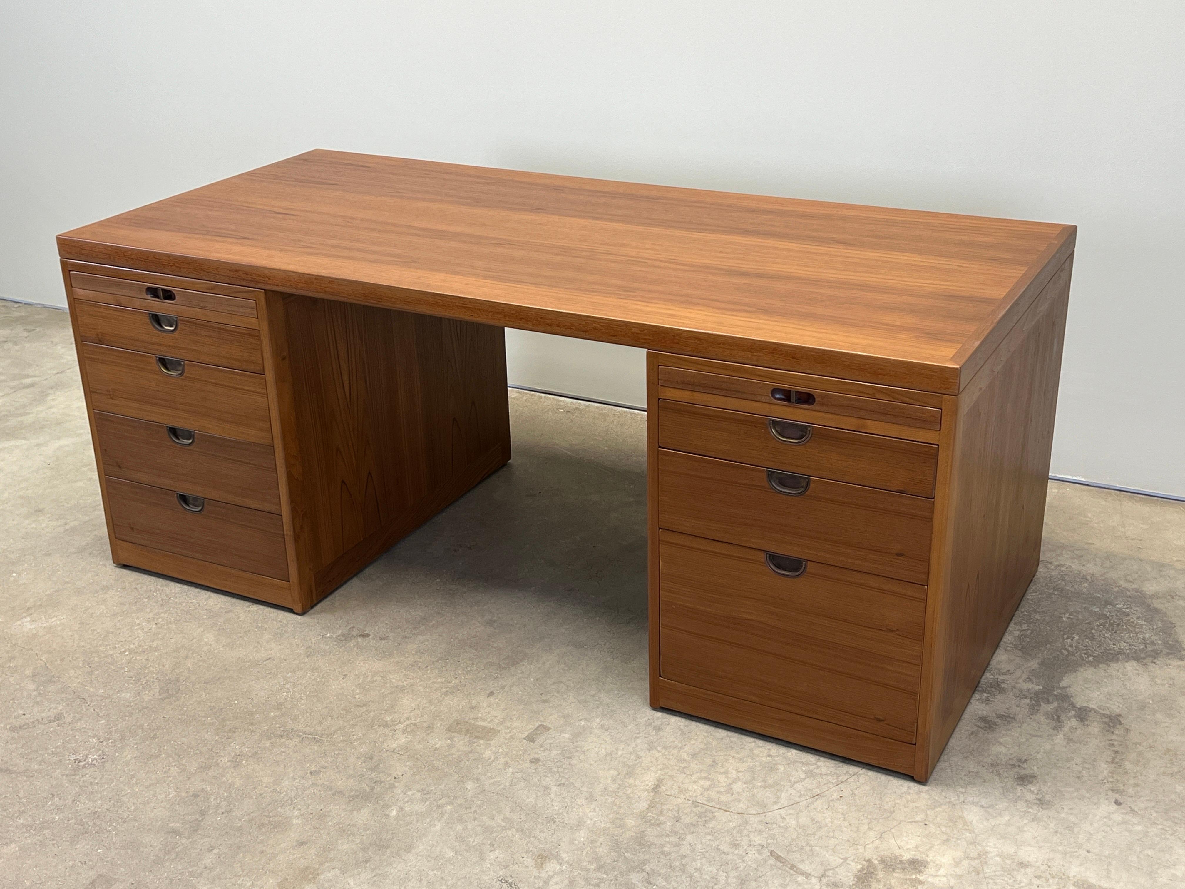 Ein wunderschön gearbeiteter Teakholztisch Modell BM-66 von Børge Mogensen für P. Lauritsen & Søn in Dänemark. Schubladenkonstruktion aus massiver Eiche mit verstellbarem Innenleben. Messingbeschläge mit schöner Patina. 