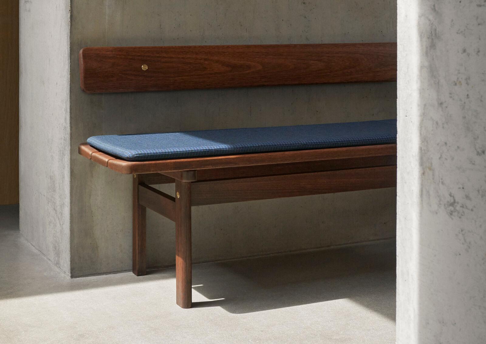 Børge Mogensen’s Asserbo Series comprises a table and bench made of solid, dark oiled eucalyptus, and the series exudes a stringent, stylistically consistent design. The rounded shapes and visible screws of brushed brass gives the series an informal
