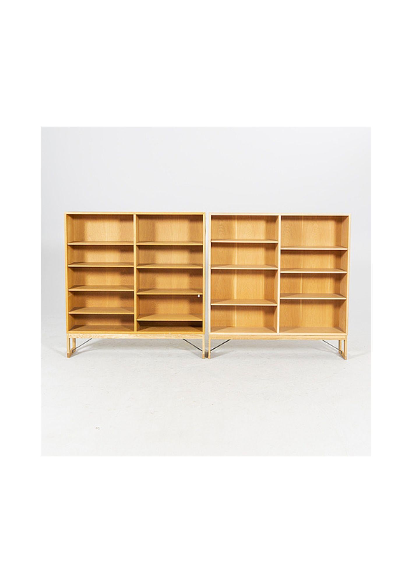 Oak bookcase by Borge Mogensen for Karl Anderson & Soner. This oak bookcase was created in 1955 as part of the Oresund series by Karl Anderson & Soner in collaboration with Borge Mogensen. It has 6 shelves with rectangular legs that allow it to be