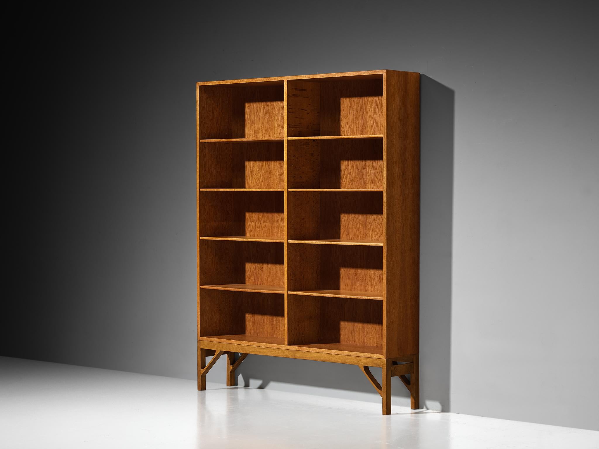 Børge Mogensen for C.M. Madsens Fabriker under FDB Møbler, bookcase, model '154', oak, Denmark, 1964

FDB and Mogensen aimed to revolutionize furniture design by prioritizing the needs of people, crafting pieces that were both rational and