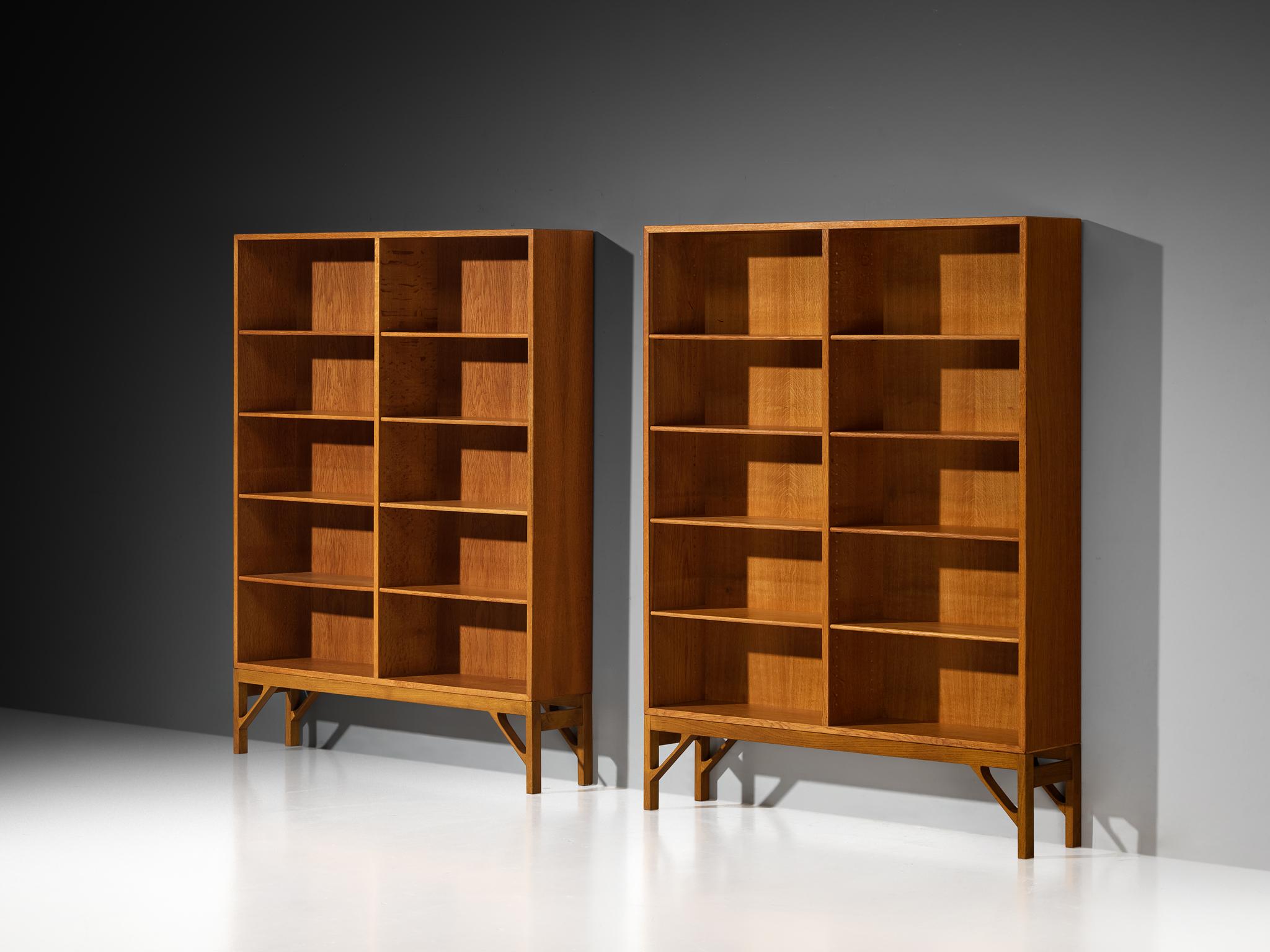 Børge Mogensen per C.M. Madsens Fabrikant sotto FDB Møbler, librerie, modello '154', quercia, Danimarca, 1964

FDB e Mogensen volevano rivoluzionare il design dei mobili dando priorità alle esigenze delle persone, creando pezzi razionali e allo