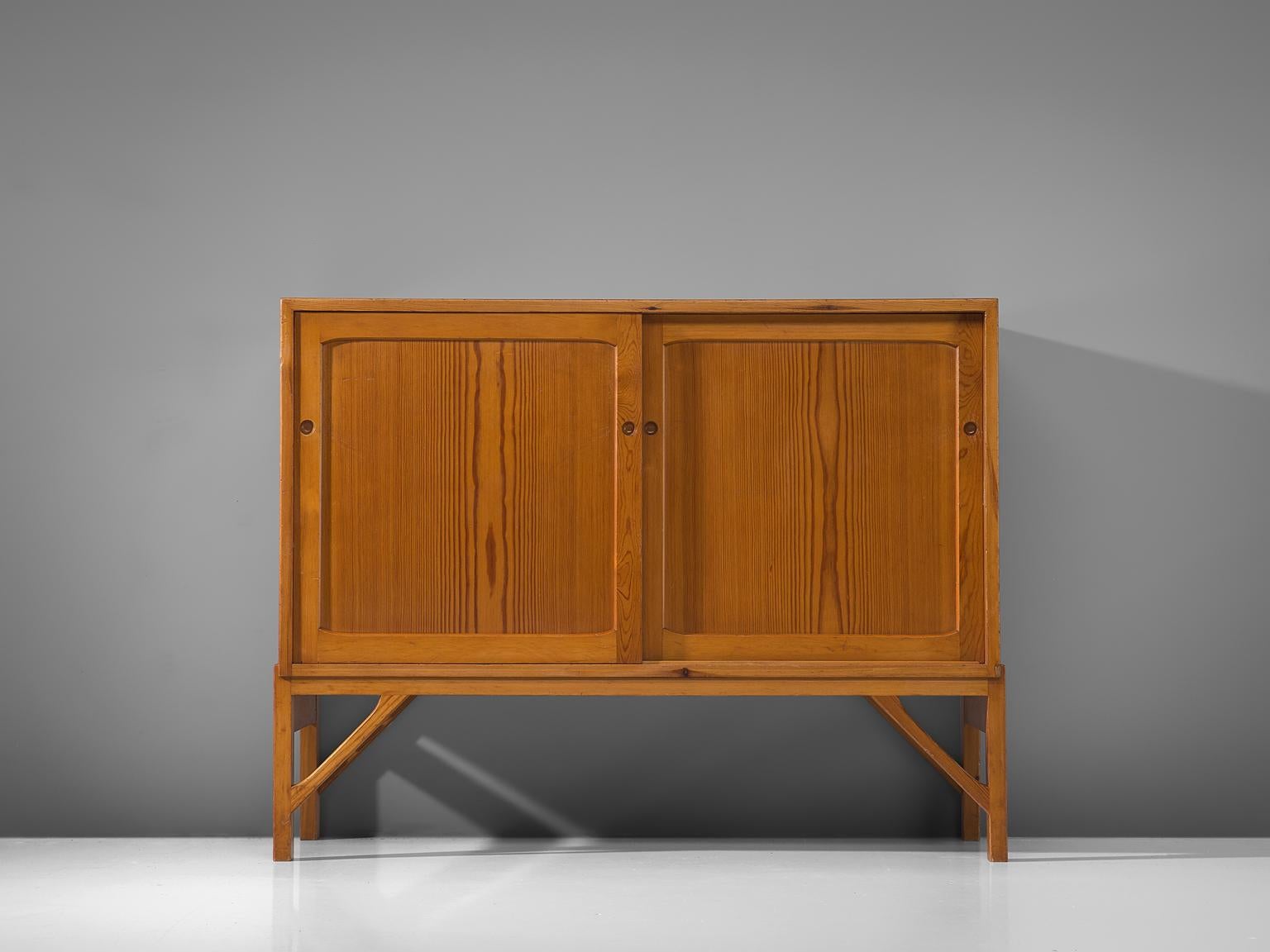 Børge Mogensen for FDB Møbler, cabinet, pine, Denmark, 1950s

Rustic sideboard with two sliding doors designed by Børge Mogensen. Constructive base which are a trademark of Mogensen. The fine vertical grain of the pinewood is visible on the front.