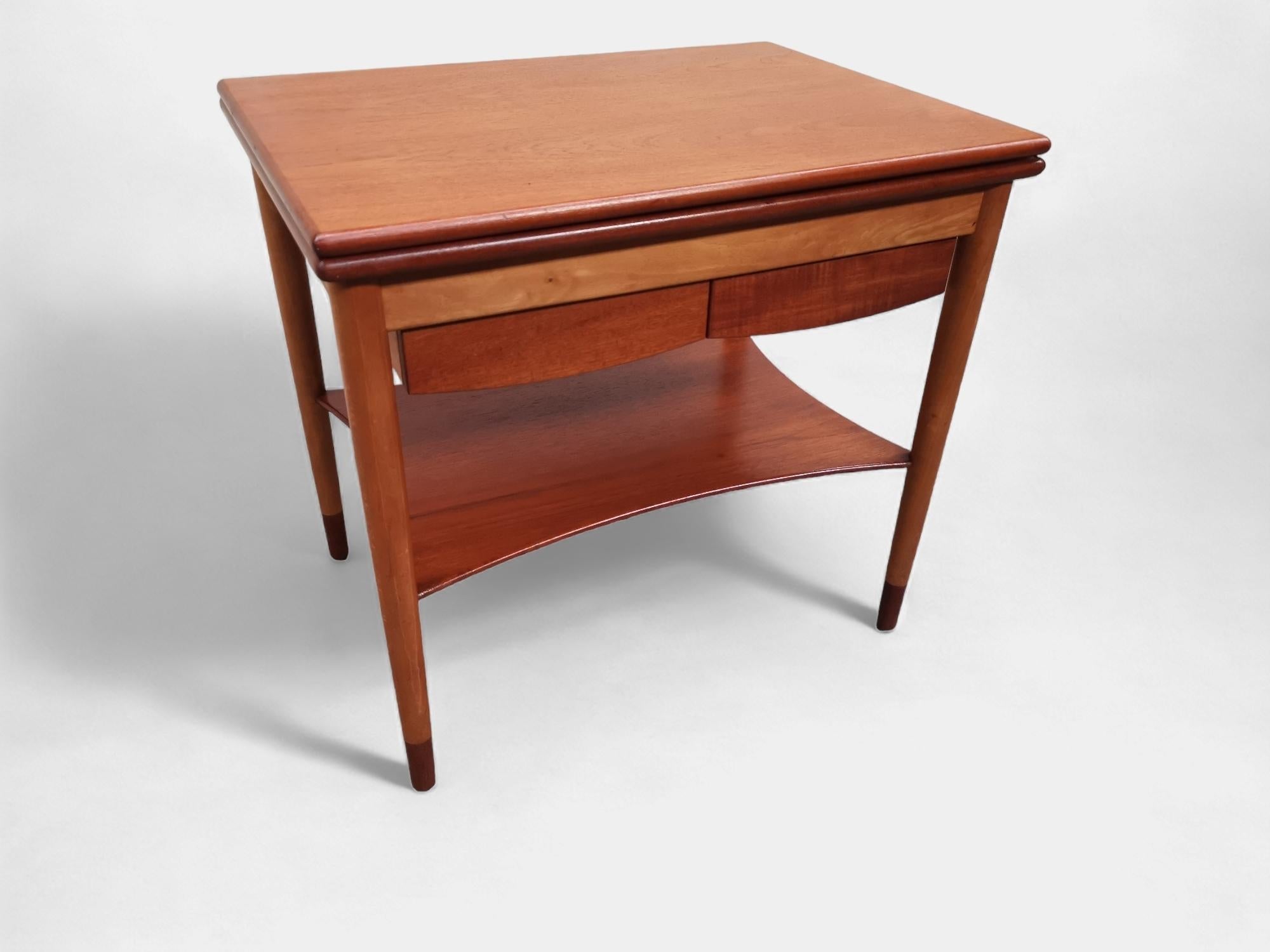 Danish Designer Børge Mogensen Coffee / Game Table Model 149. by Søborg møbelfabrik 1953.
The Table can flip so it can get dobbelt size, and under there are 2 drawers to your cards or other games. this one have Oak legs with teak shoes.