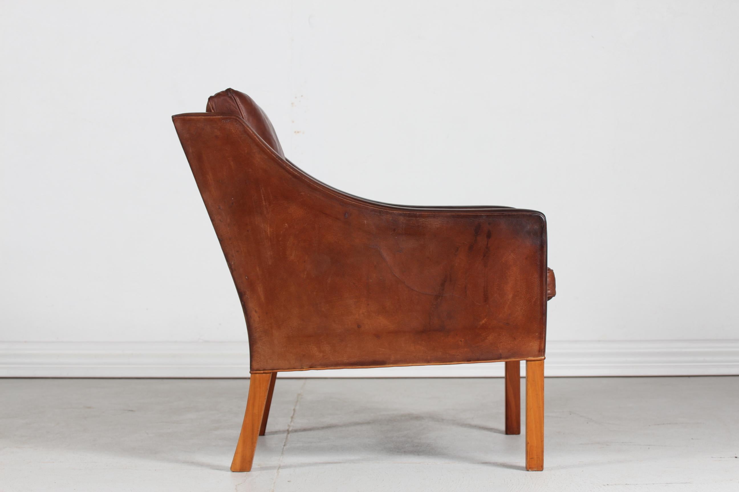 Danish vintage Børge Mogensen (1914-1972) easy chair/ lounge chair model no. 2207 upholstered with the original cognac colored leather with great patina
The legs are mede of solid walnut.

The chair is made by Fredericia Stolefabrik in the 1970s