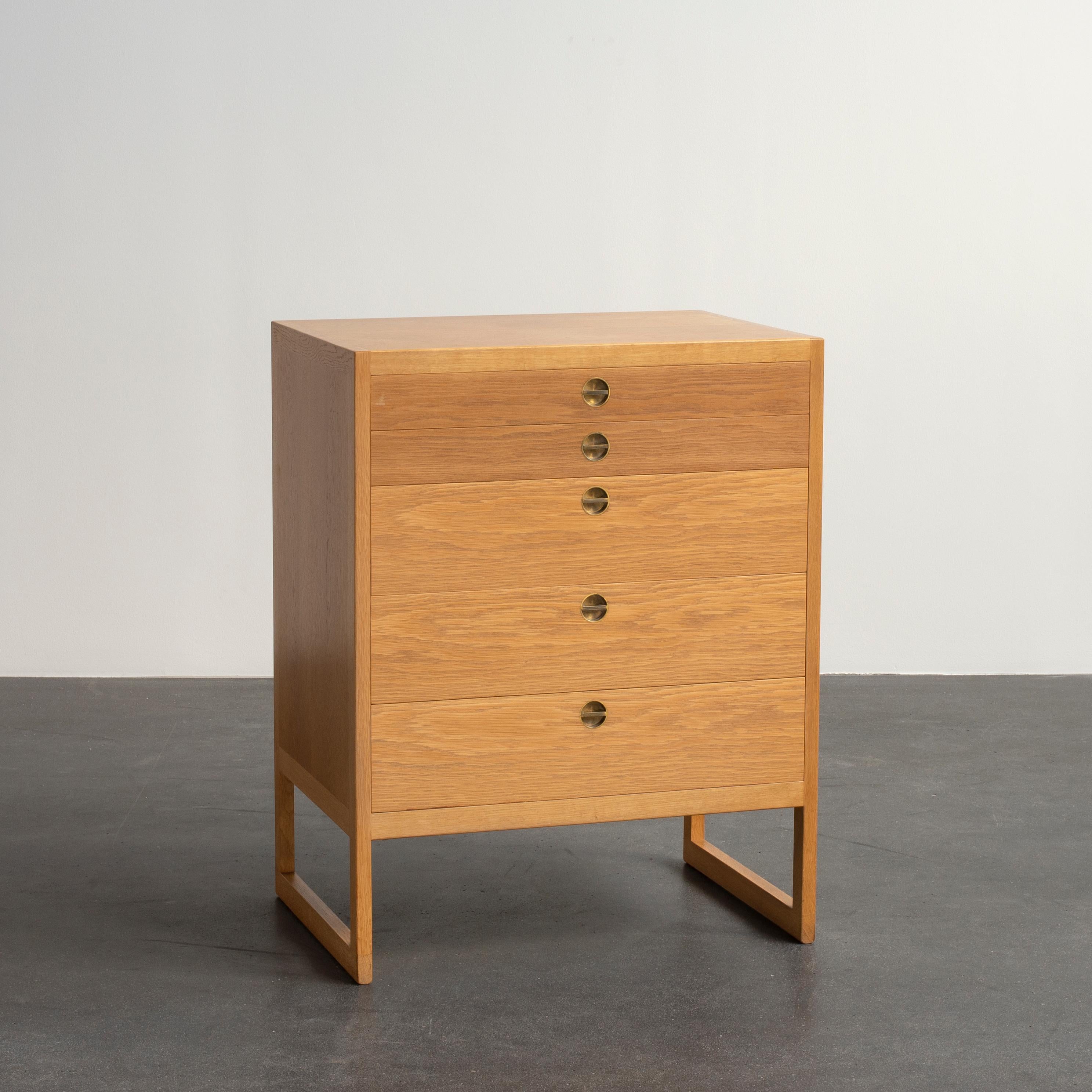 Børge Mogensen chest of drawers in oak. Front with five drawers and handles of brass. Executed by P. Lauritzen & Son.

 
