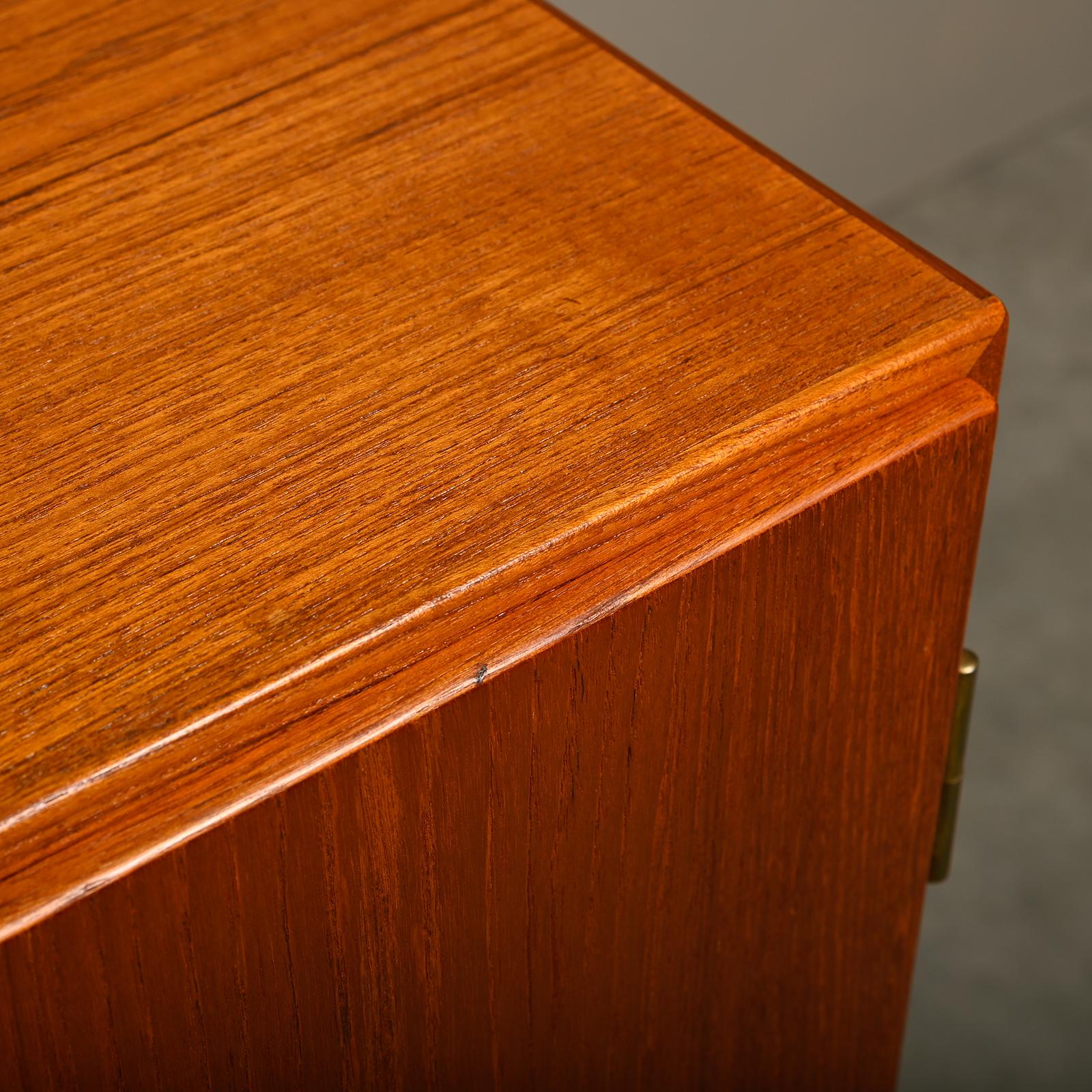 Børge Mogensen 'China' Cabinet (Model 232) in teak and brass, FDB Møbler Denmark For Sale 4