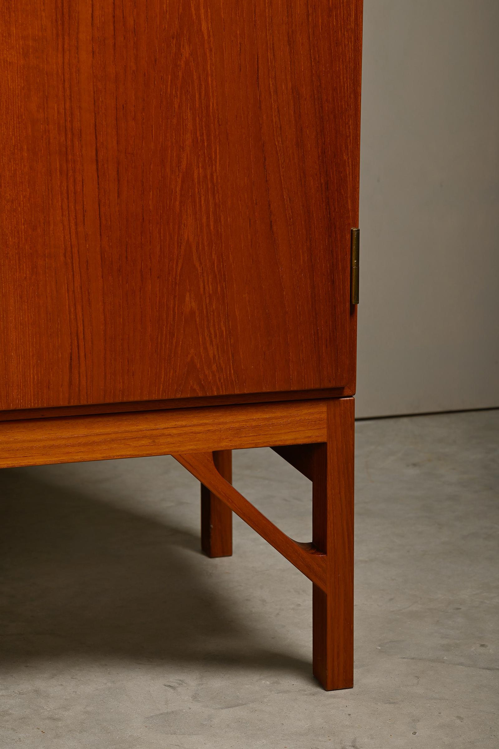 Mobile 'China' di Børge Mogensen (modello 232) in teak e ottone, FDB Møbler Danimarca in vendita 6