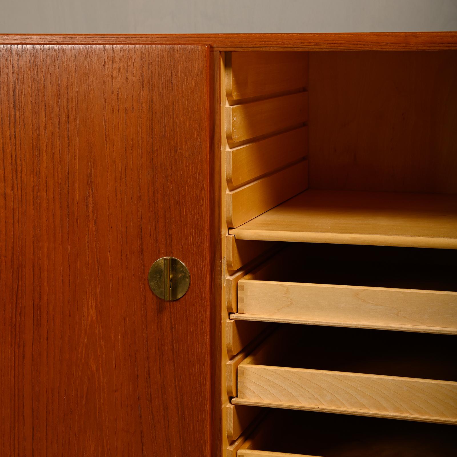 Børge Mogensen 'China' Cabinet (Model 232) in teak and brass, FDB Møbler Denmark For Sale 7