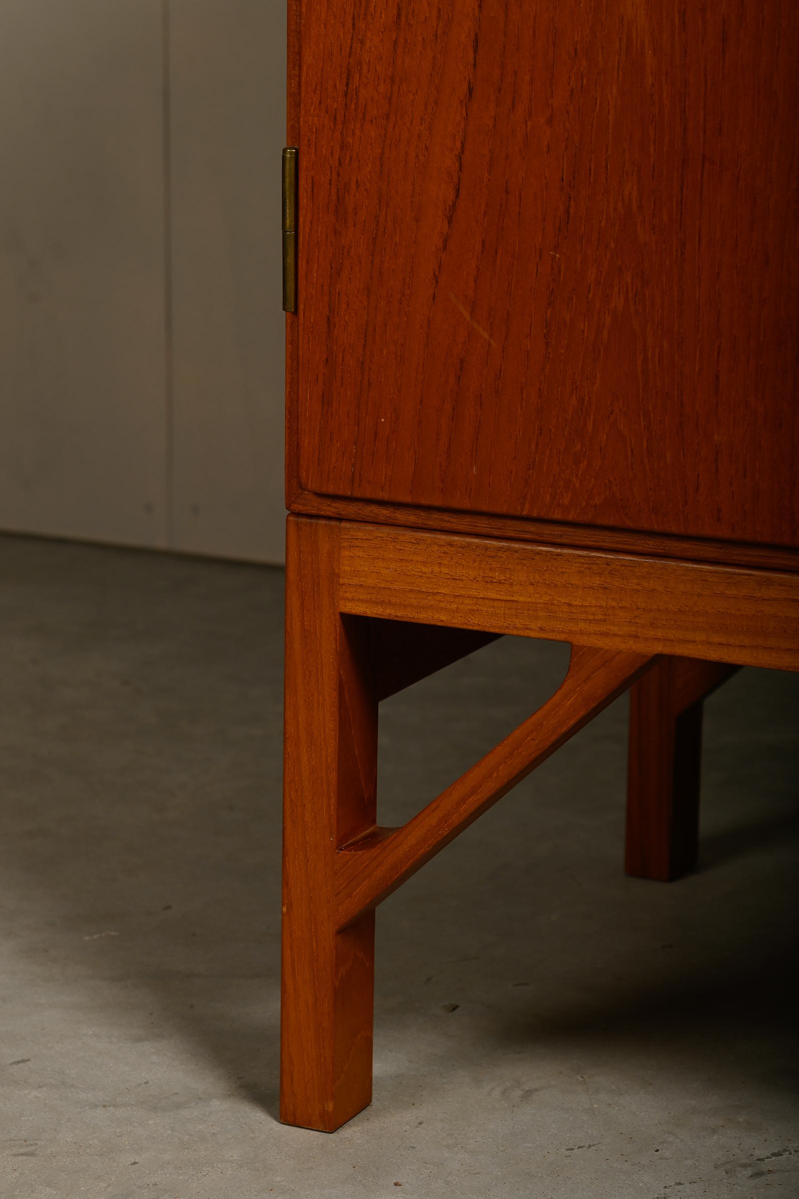 Børge Mogensen 'China' Cabinet (Model 232) in teak and brass, FDB Møbler Denmark For Sale 8