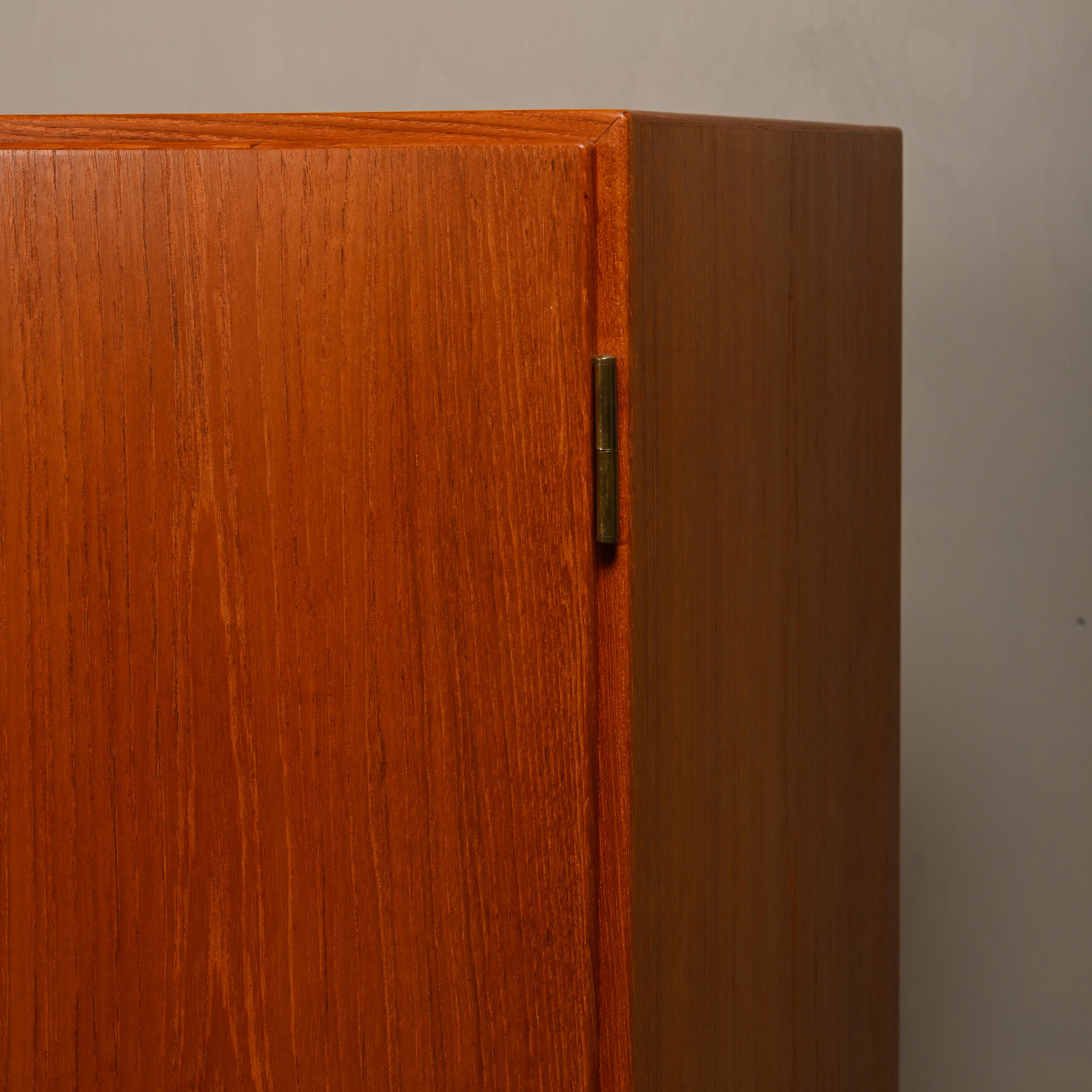 Børge Mogensen 'China' Cabinet (Model 232) in teak and brass, FDB Møbler Denmark For Sale 9