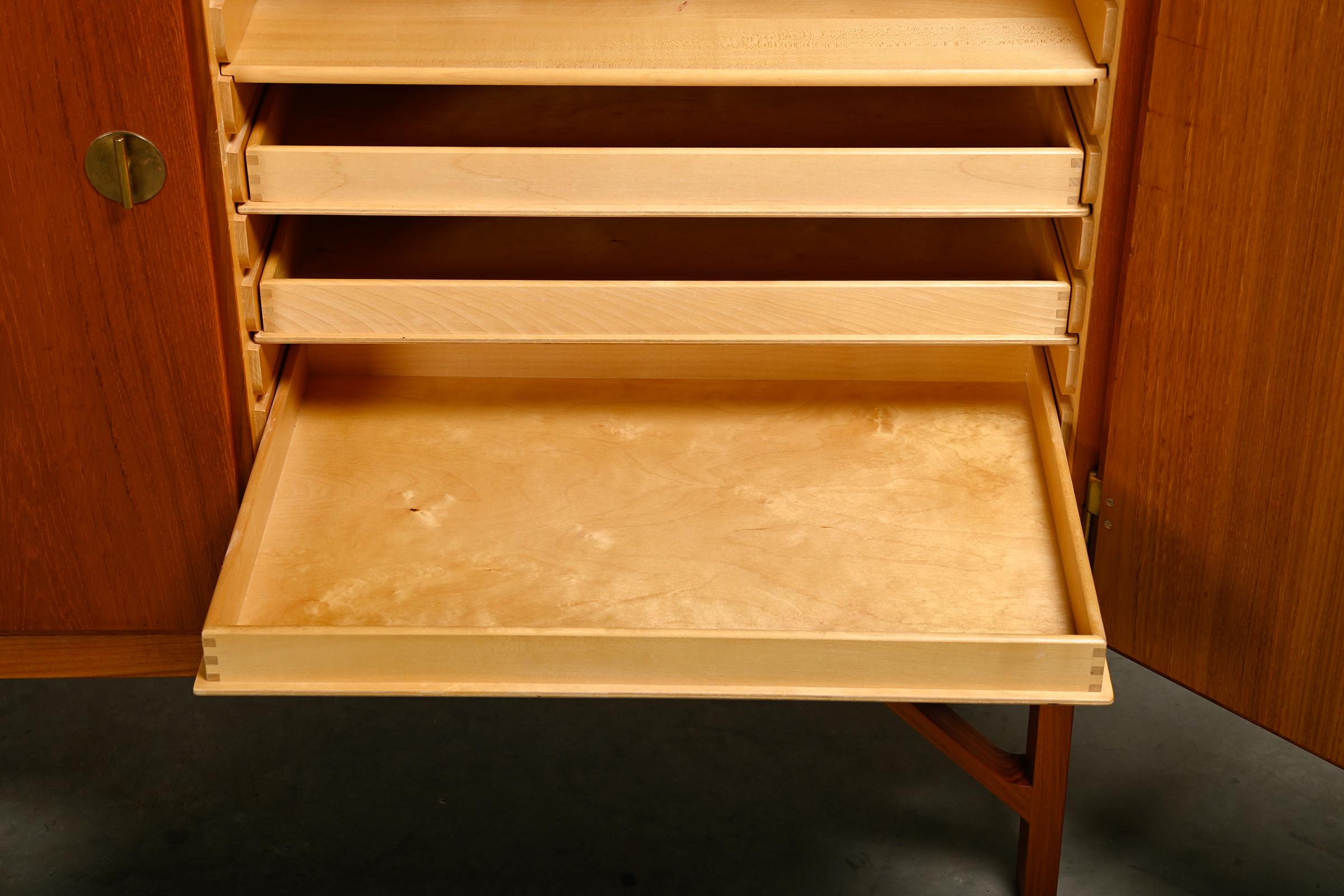 Børge Mogensen 'China' Cabinet (Model 232) in teak and brass, FDB Møbler Denmark For Sale 10