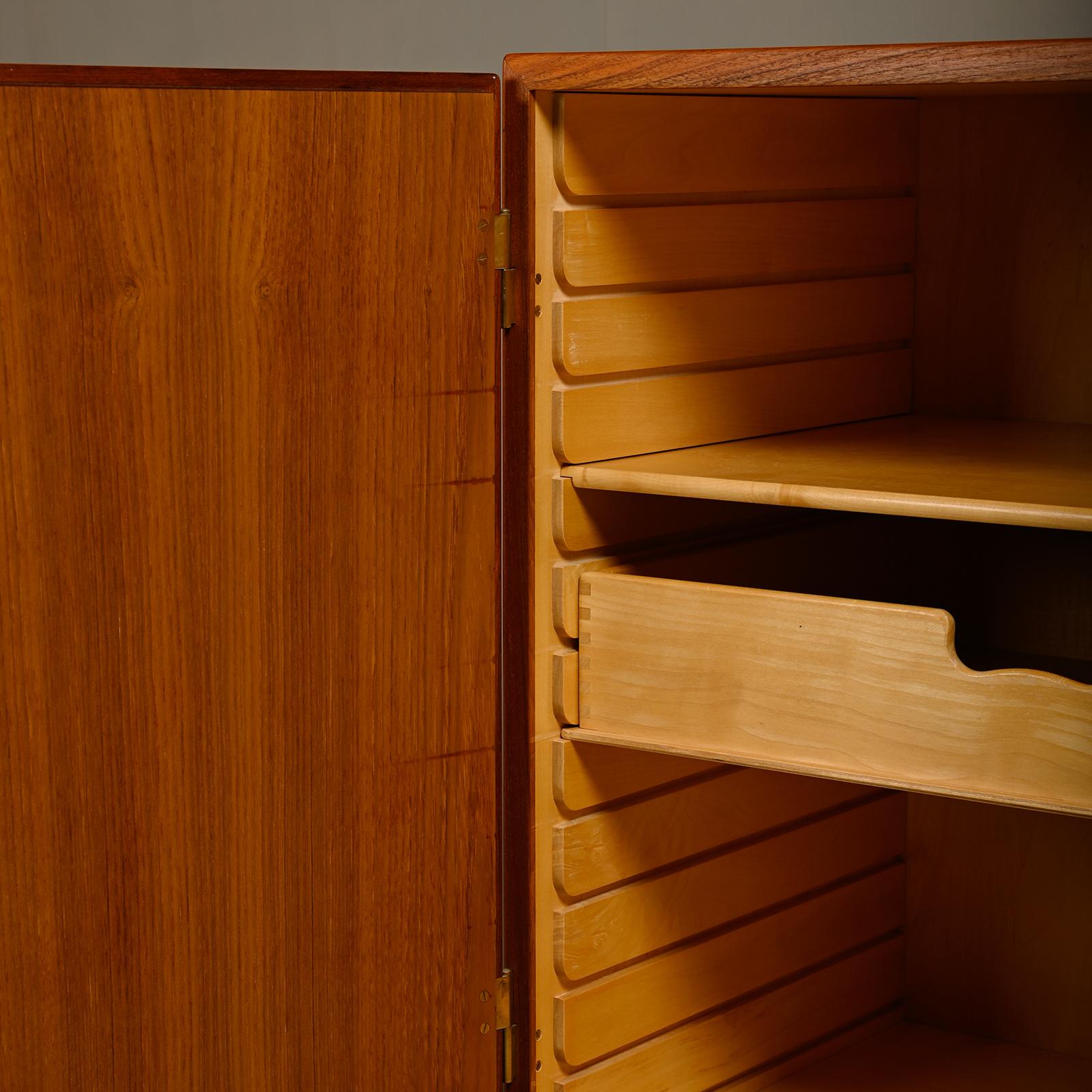 Børge Mogensen 'China' Cabinet (Model 232) in teak and brass, FDB Møbler Denmark For Sale 11