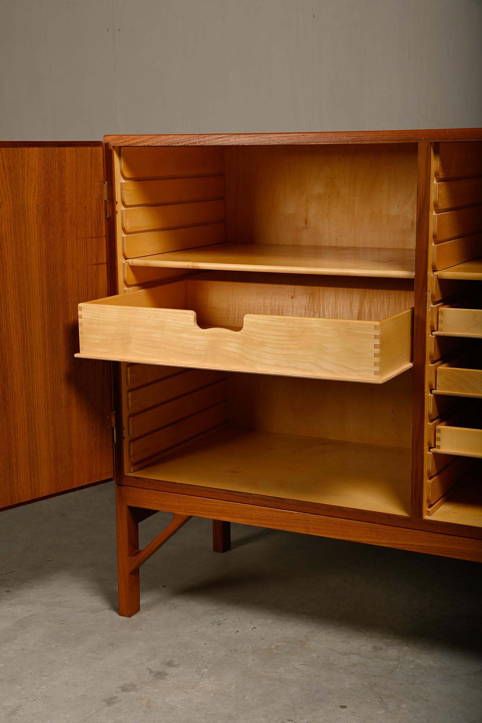 Børge Mogensen 'China' Cabinet (Model 232) in teak and brass, FDB Møbler Denmark For Sale 12