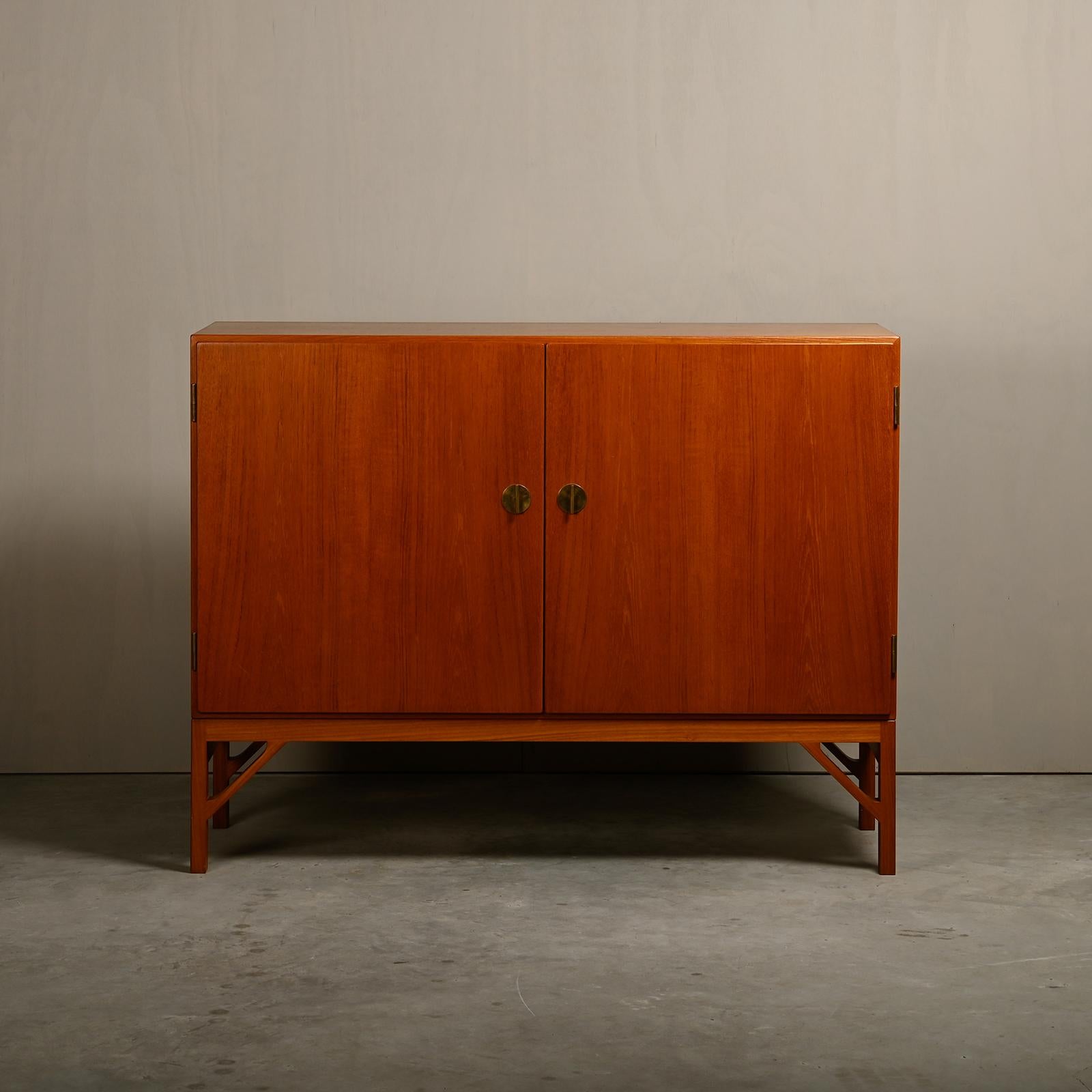 Wonderful 'China' cabinet (Model 232) designed by Børge Mogensen in 1951 and produced by cabinetmaker C.M. Madsens for FDB Møbler, Denmark. Teak veneer body with an interior in beech wood with drawers and shelves that can be easily adjusted. Brass