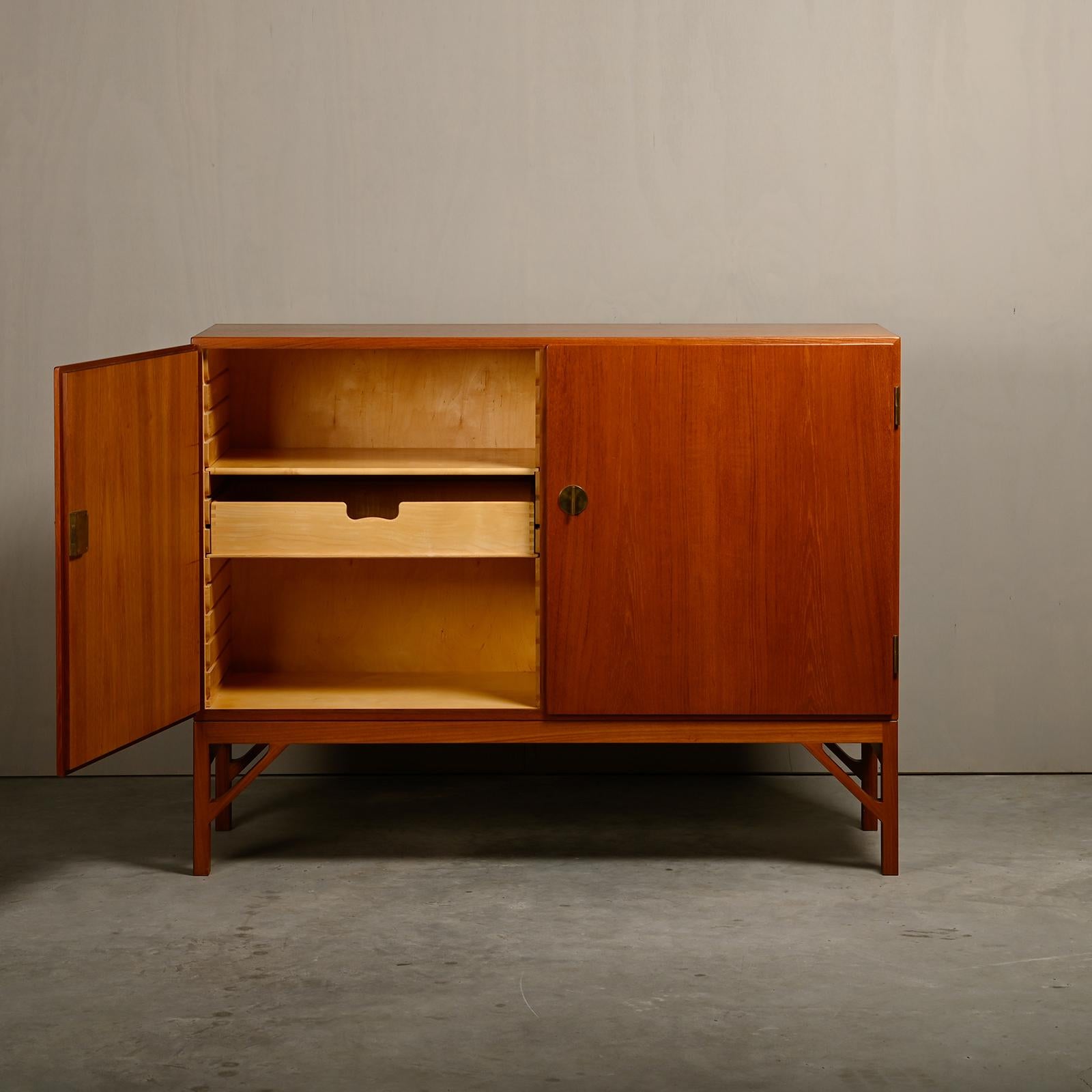 Scandinavian Modern Børge Mogensen 'China' Cabinet (Model 232) in teak and brass, FDB Møbler Denmark For Sale