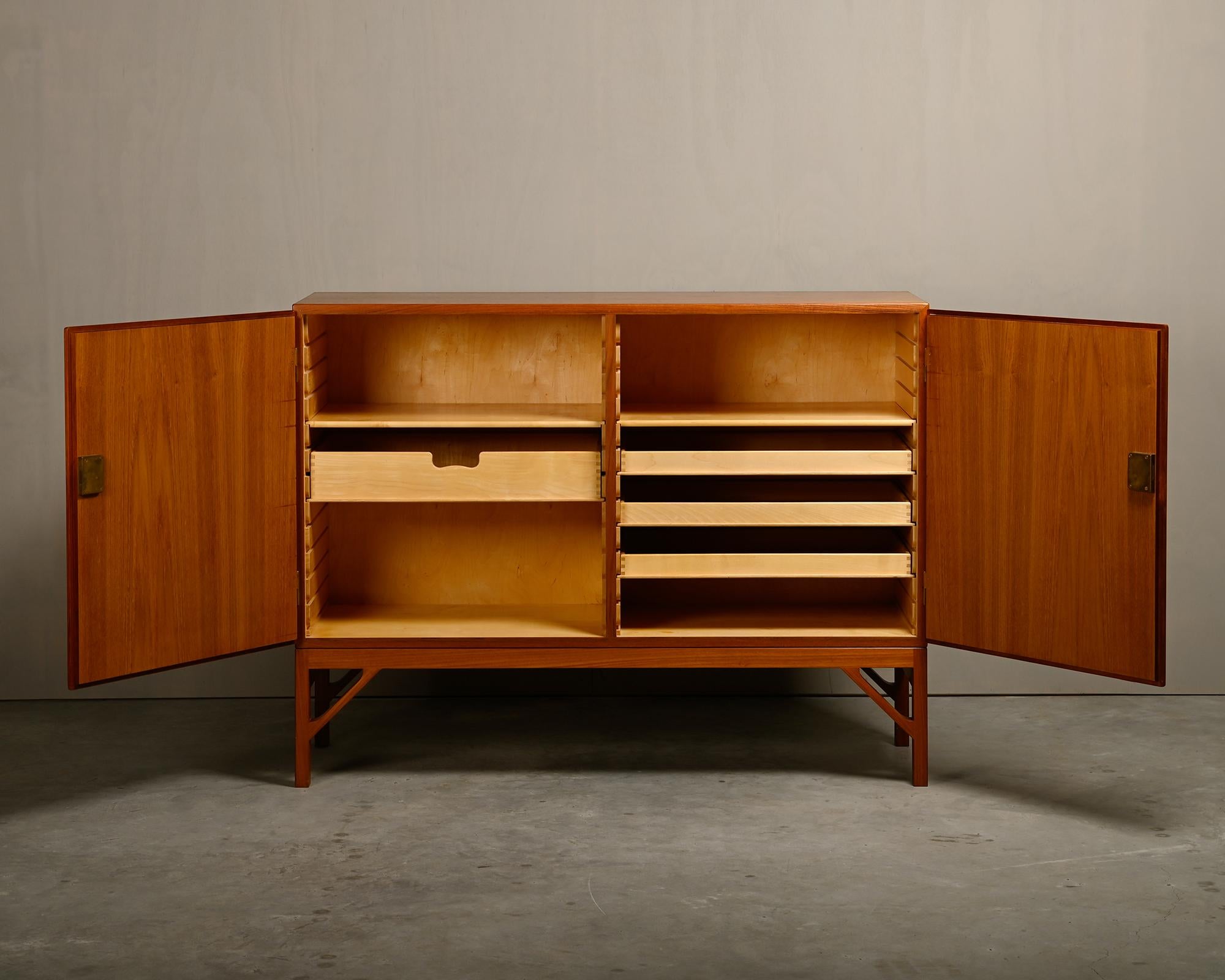 Danish Børge Mogensen 'China' Cabinet (Model 232) in teak and brass, FDB Møbler Denmark For Sale